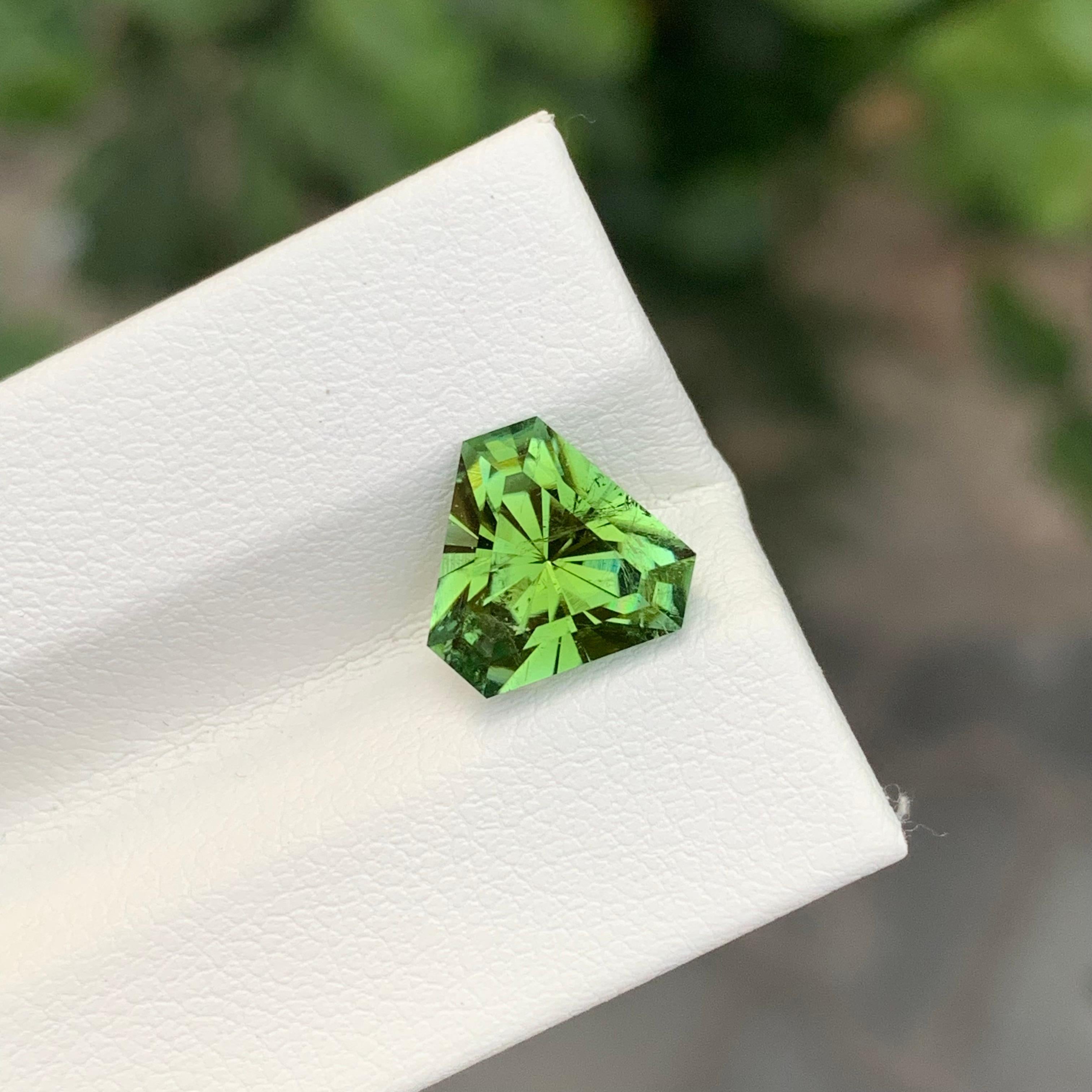 Tourmaline verte Kelly non sertie de 2,90 carats en forme de trillion en vente 4
