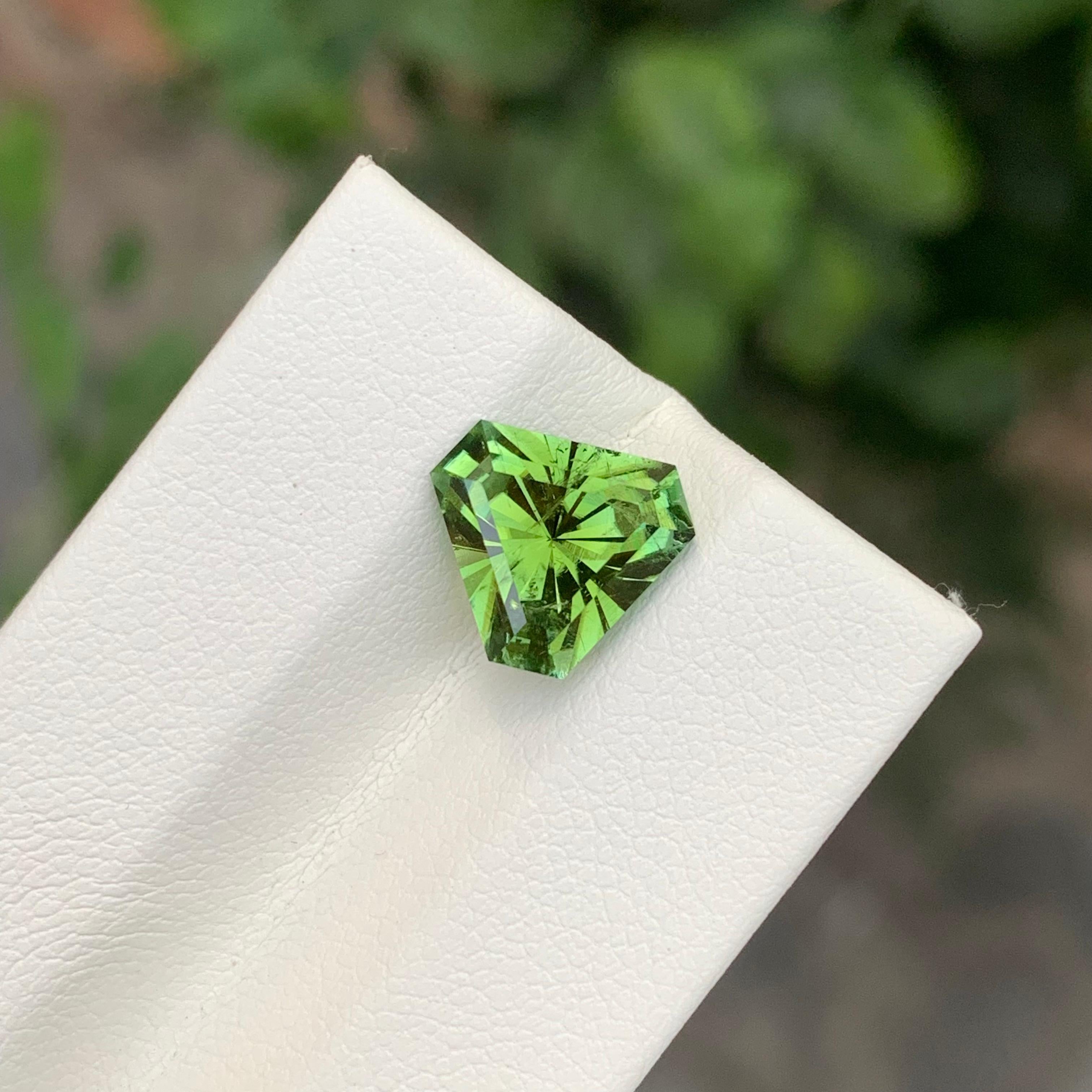 Tourmaline verte Kelly non sertie de 2,90 carats en forme de trillion en vente 5