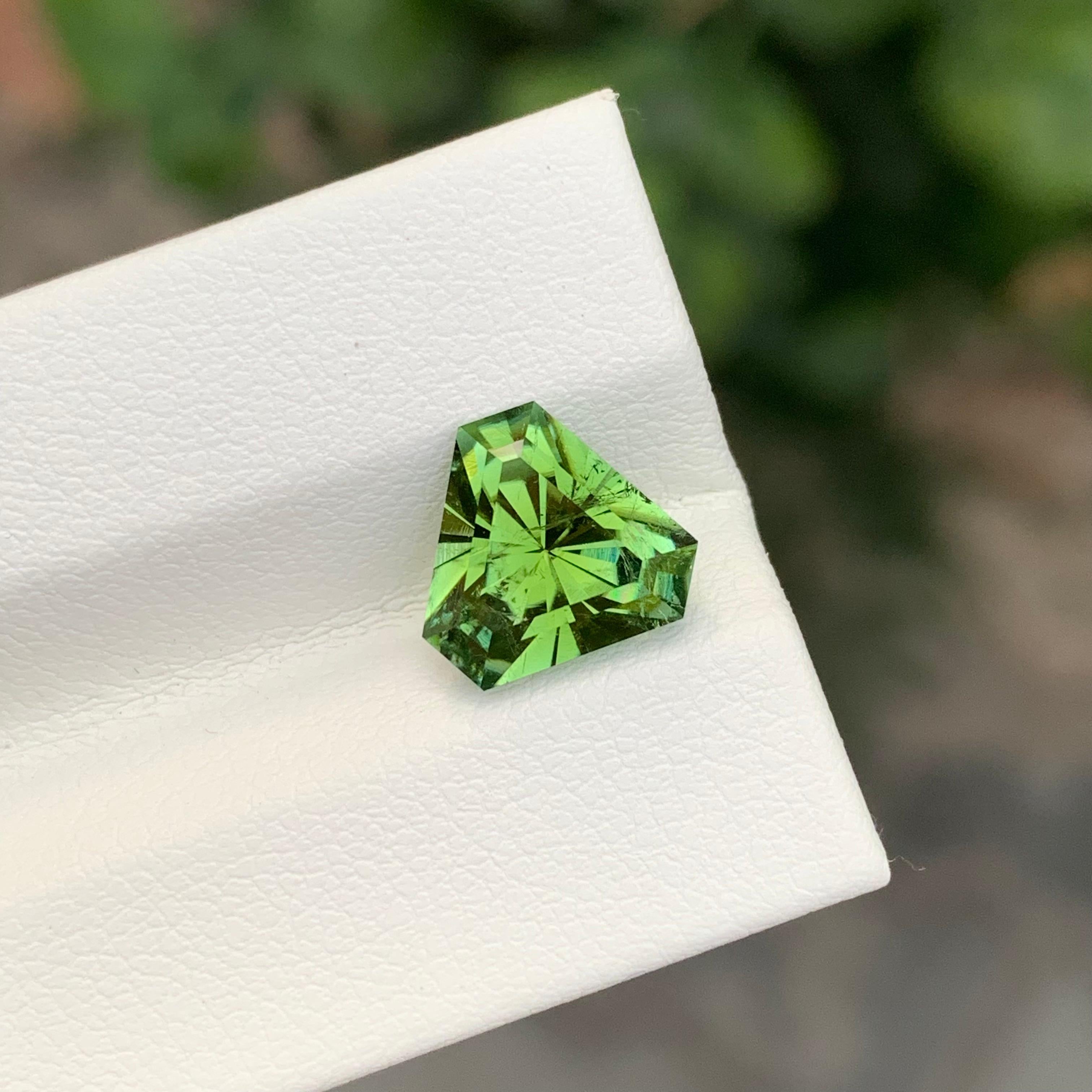 Arts and Crafts Tourmaline verte Kelly non sertie de 2,90 carats en forme de trillion en vente