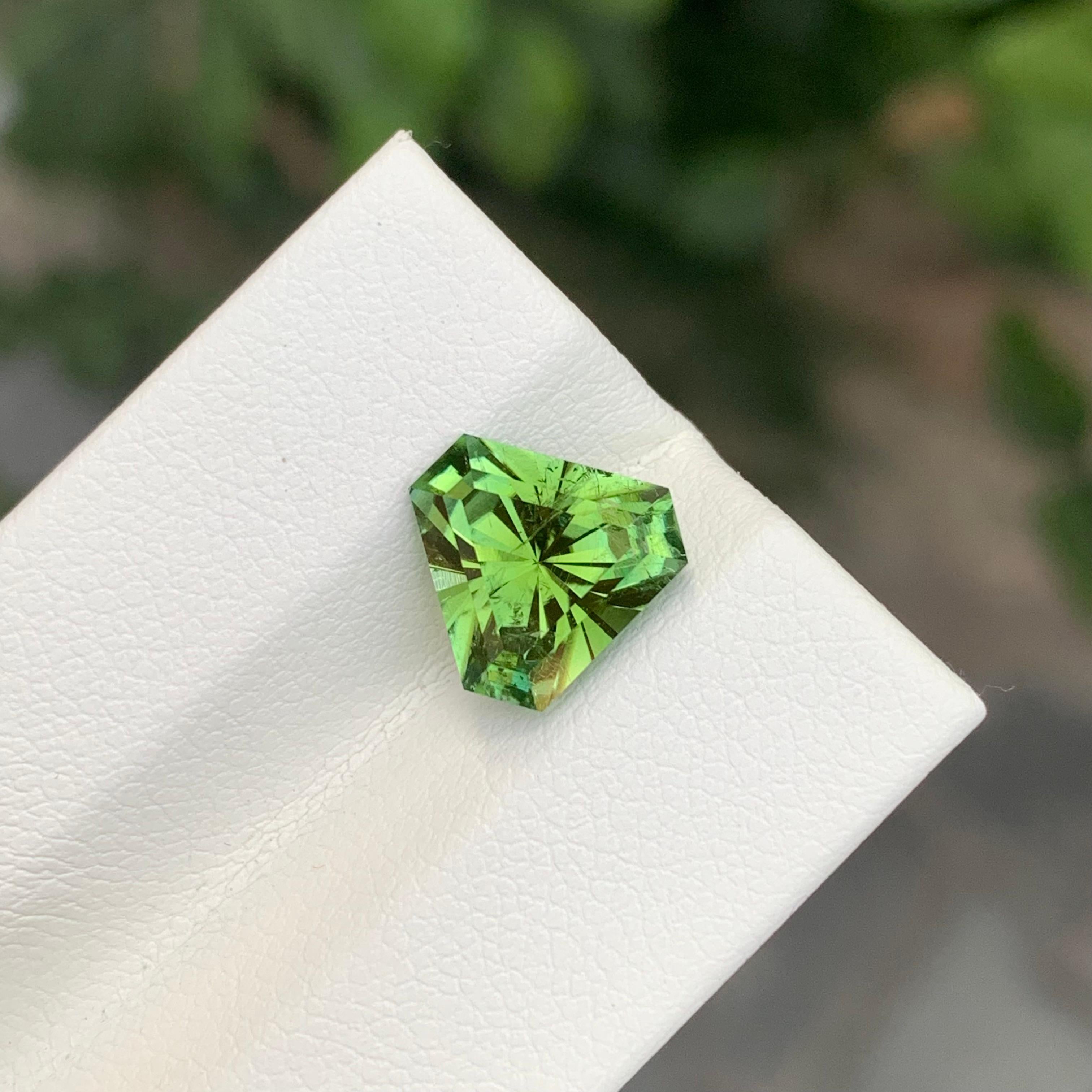 Taille trillion Tourmaline verte Kelly non sertie de 2,90 carats en forme de trillion en vente