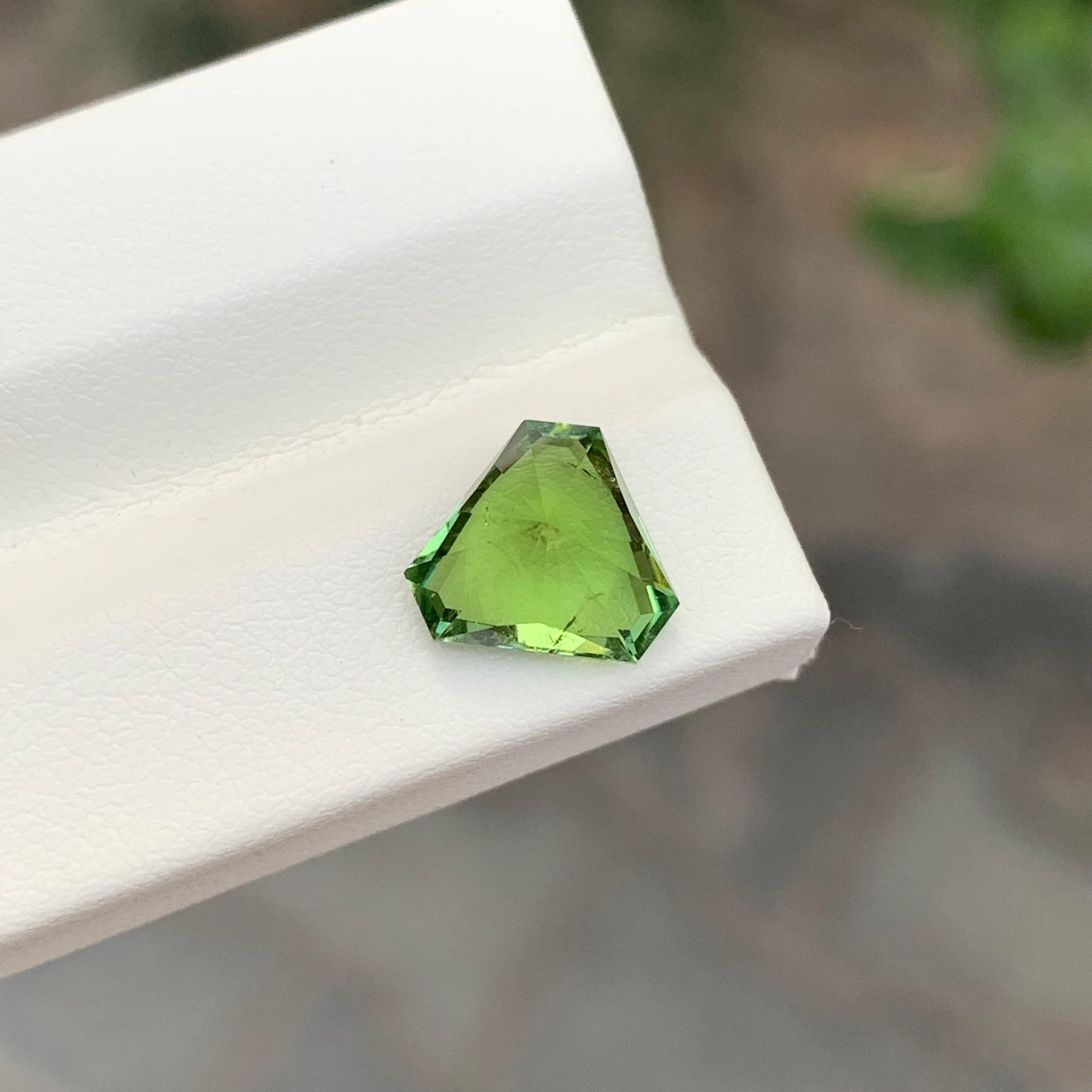 Tourmaline verte Kelly non sertie de 2,90 carats en forme de trillion Unisexe en vente