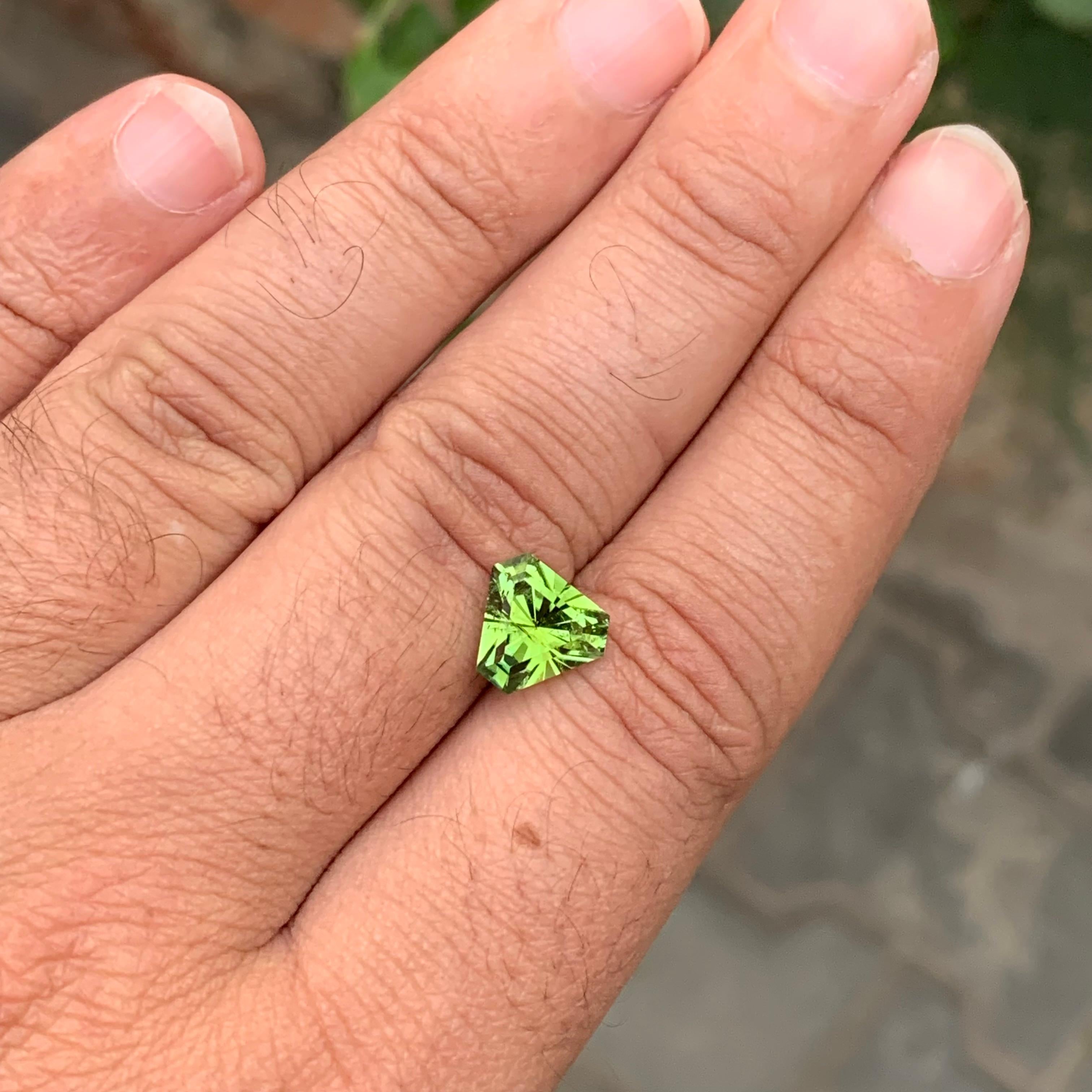 Tourmaline verte Kelly non sertie de 2,90 carats en forme de trillion en vente 1
