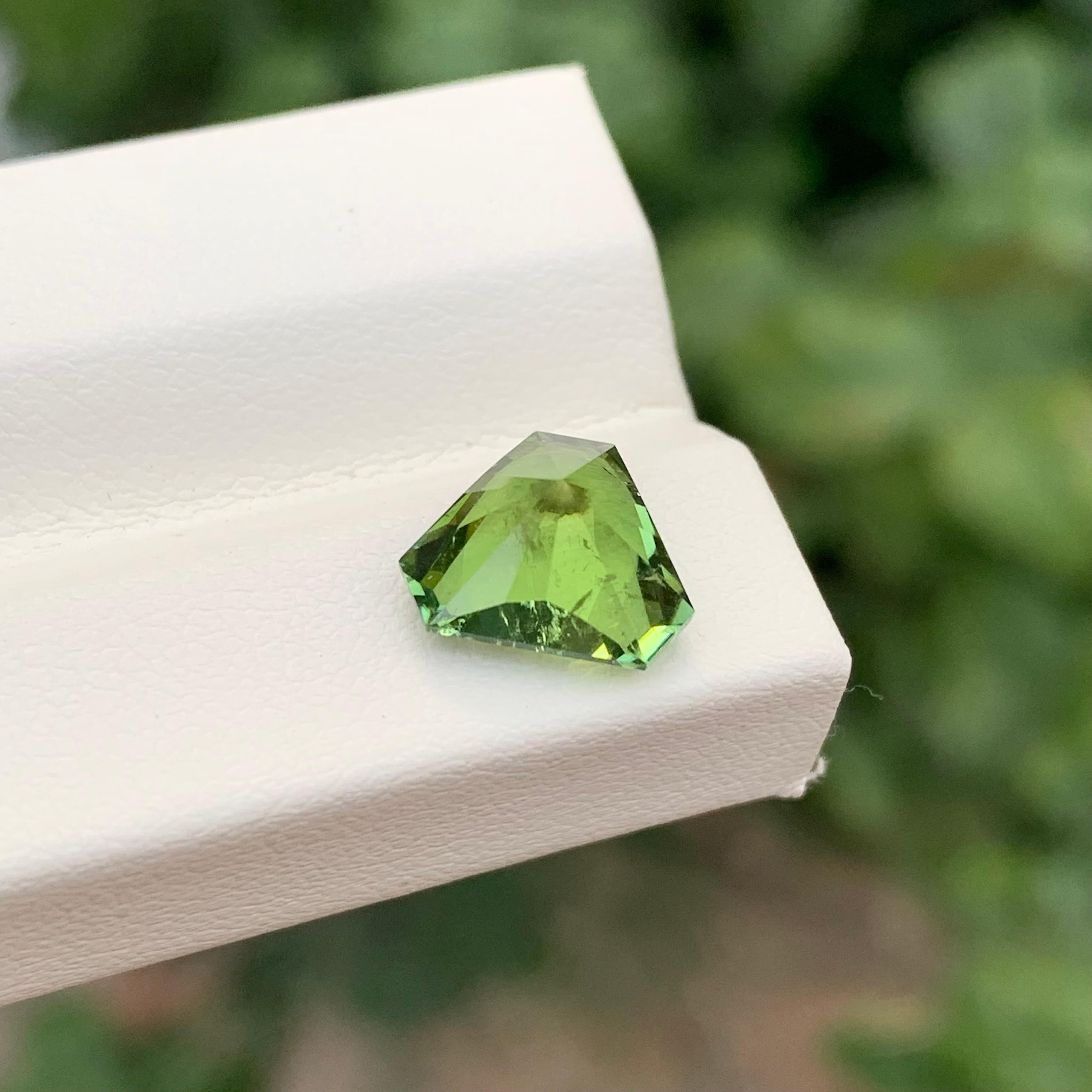 Tourmaline verte Kelly non sertie de 2,90 carats en forme de trillion en vente 3