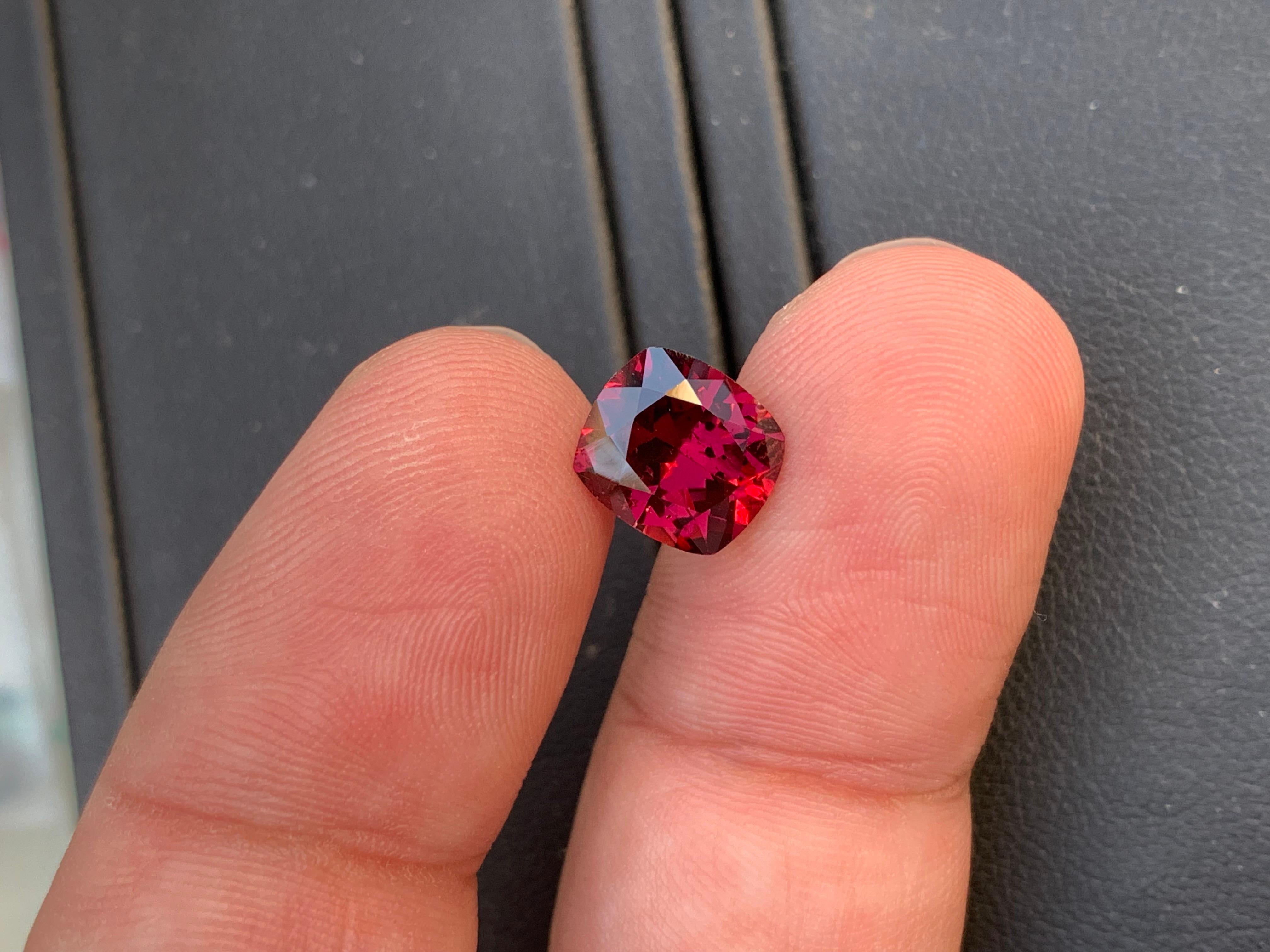 Arts and Crafts Pierre précieuse grenat rhodolite naturelle taille coussin de 2,90 carats en vente