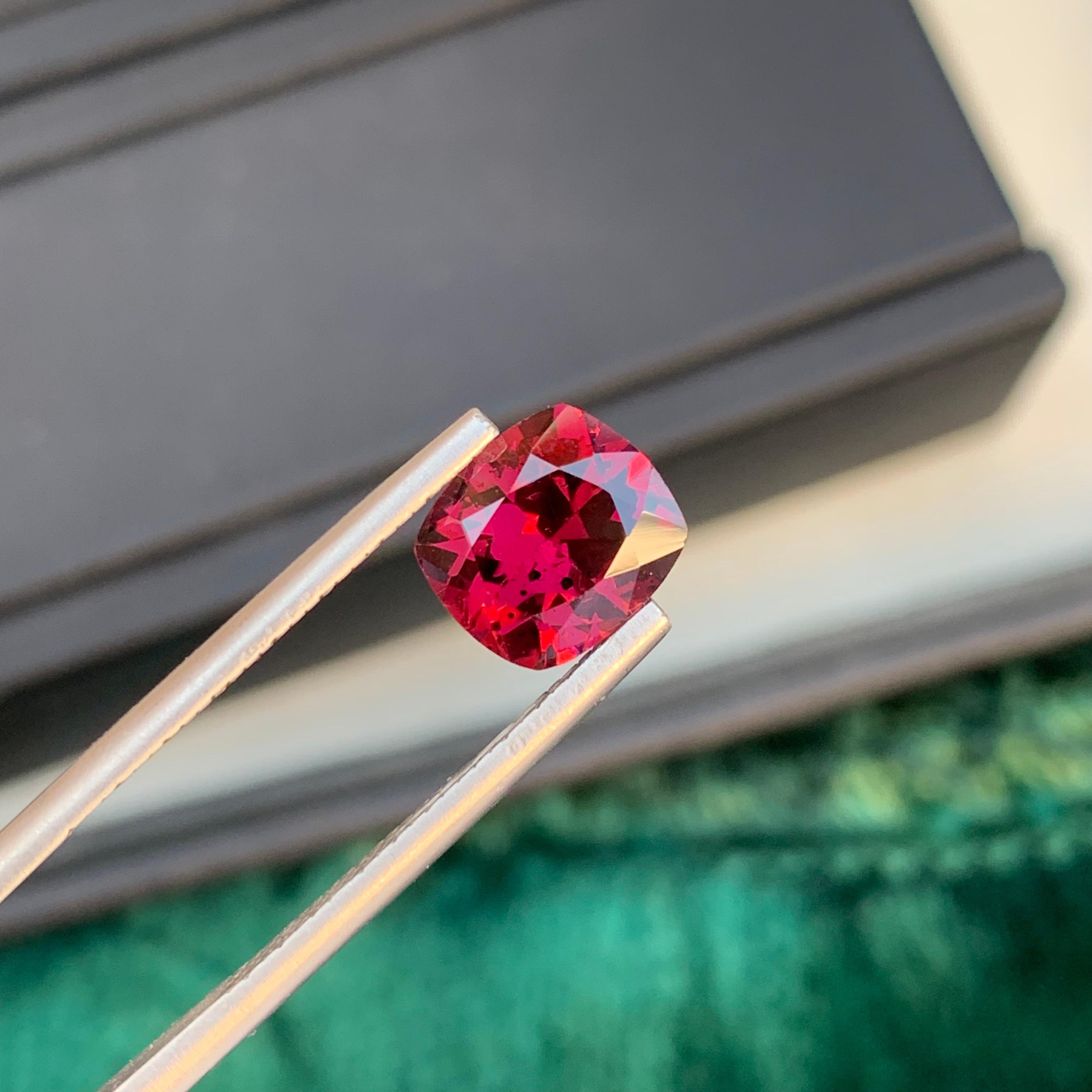Pierre précieuse grenat rhodolite naturelle taille coussin de 2,90 carats Neuf - En vente à Peshawar, PK