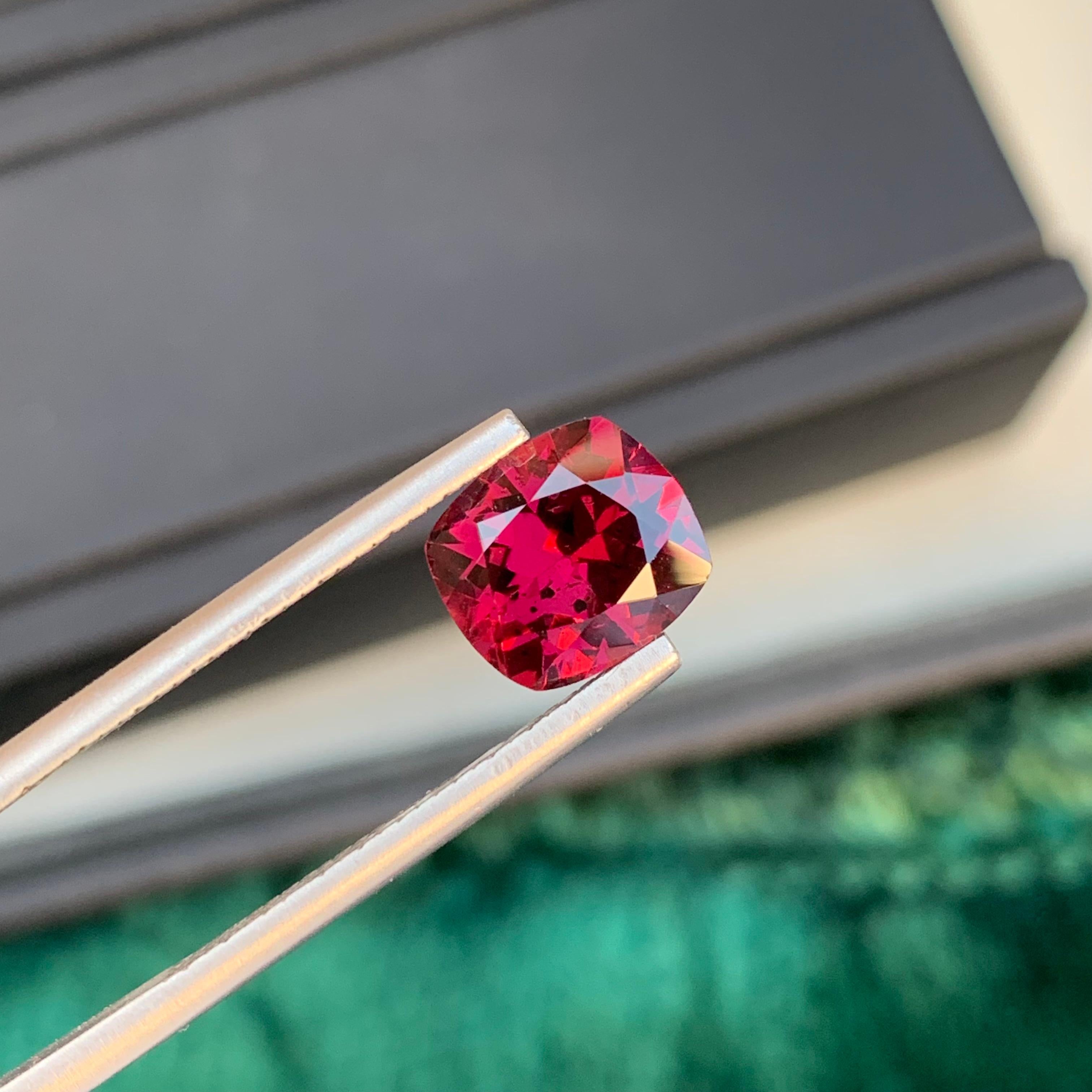 Pierre précieuse grenat rhodolite naturelle taille coussin de 2,90 carats Unisexe en vente