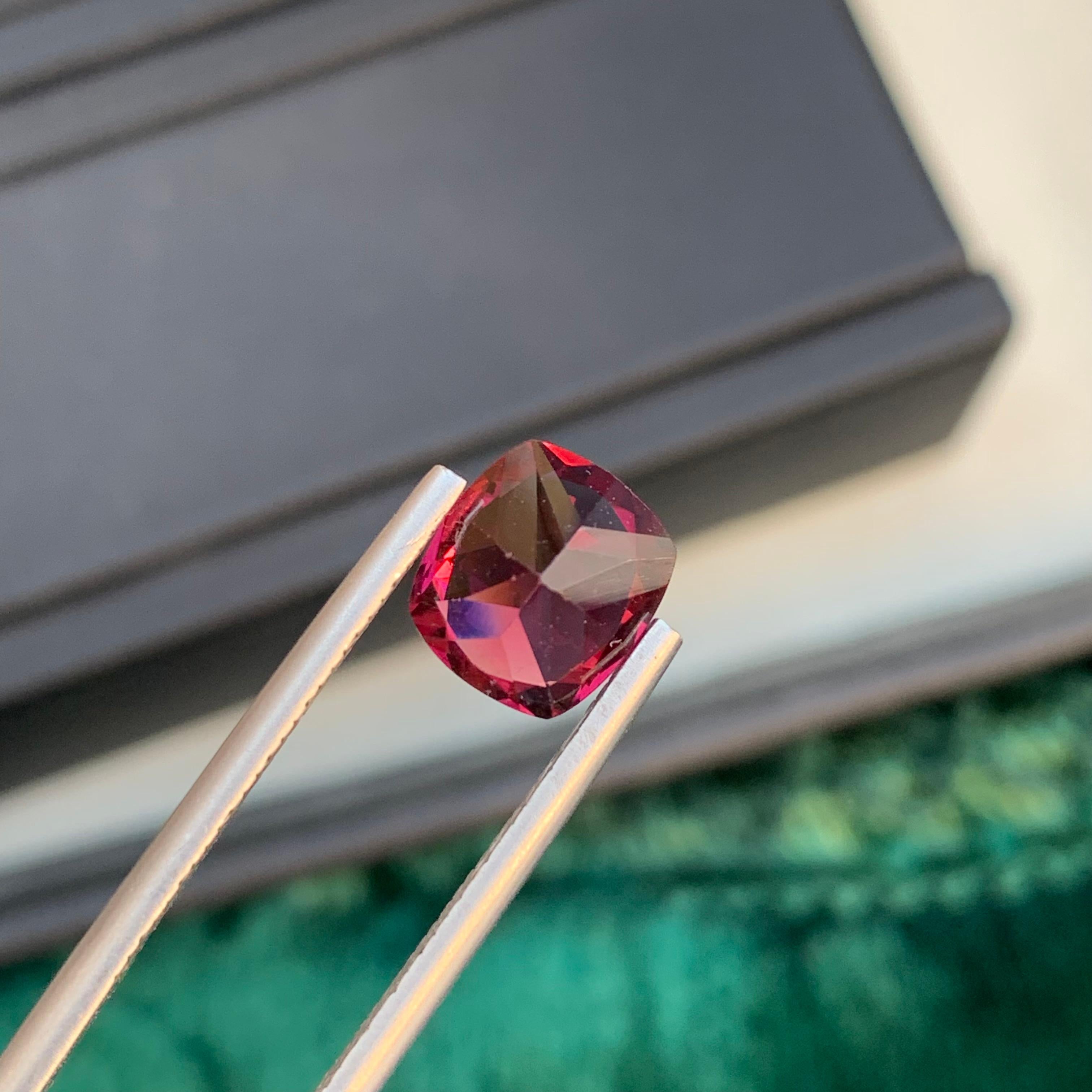 Pierre précieuse grenat rhodolite naturelle taille coussin de 2,90 carats en vente 1