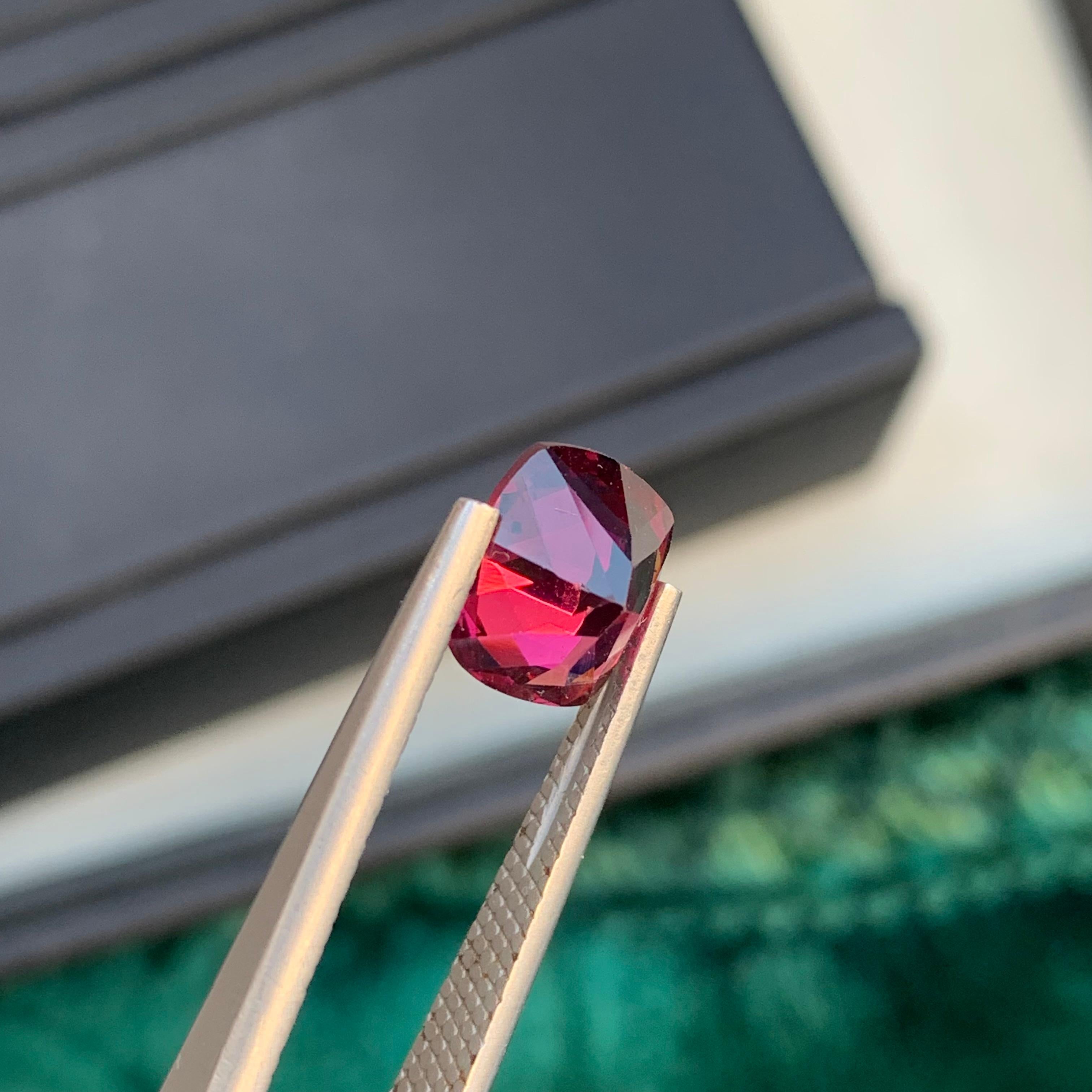 Pierre précieuse grenat rhodolite naturelle taille coussin de 2,90 carats en vente 2