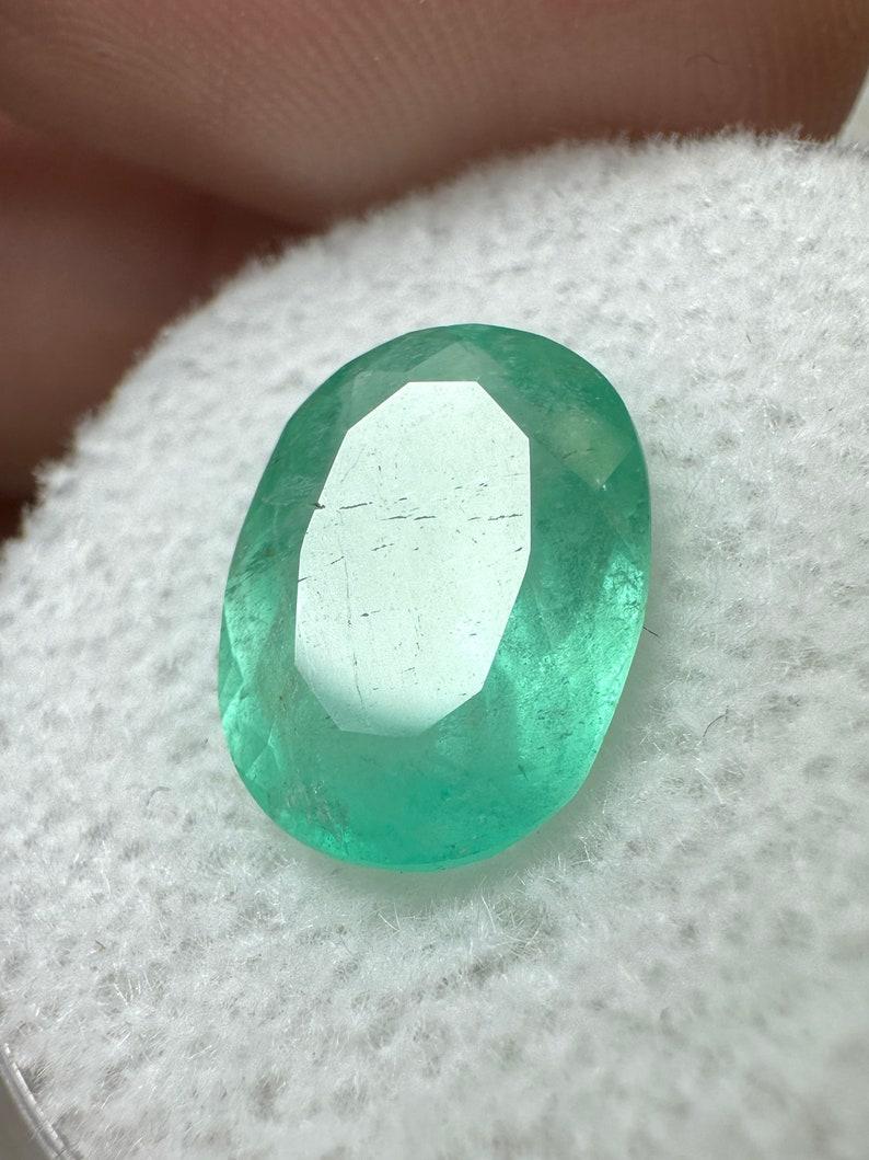 Esmeralda colombiana talla oval de 2.90 quilates verde menta pastel - Gema del mes de mayo Moderno en venta
