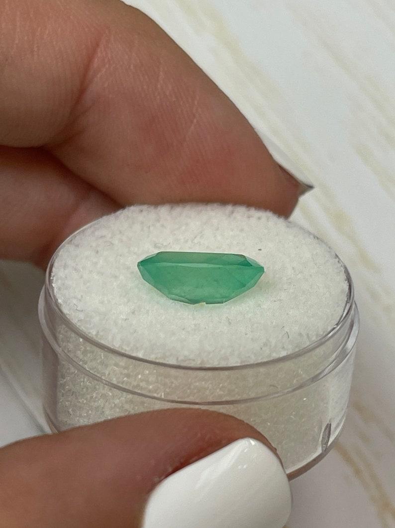Esmeralda colombiana talla oval de 2.90 quilates verde menta pastel - Gema del mes de mayo en venta 2