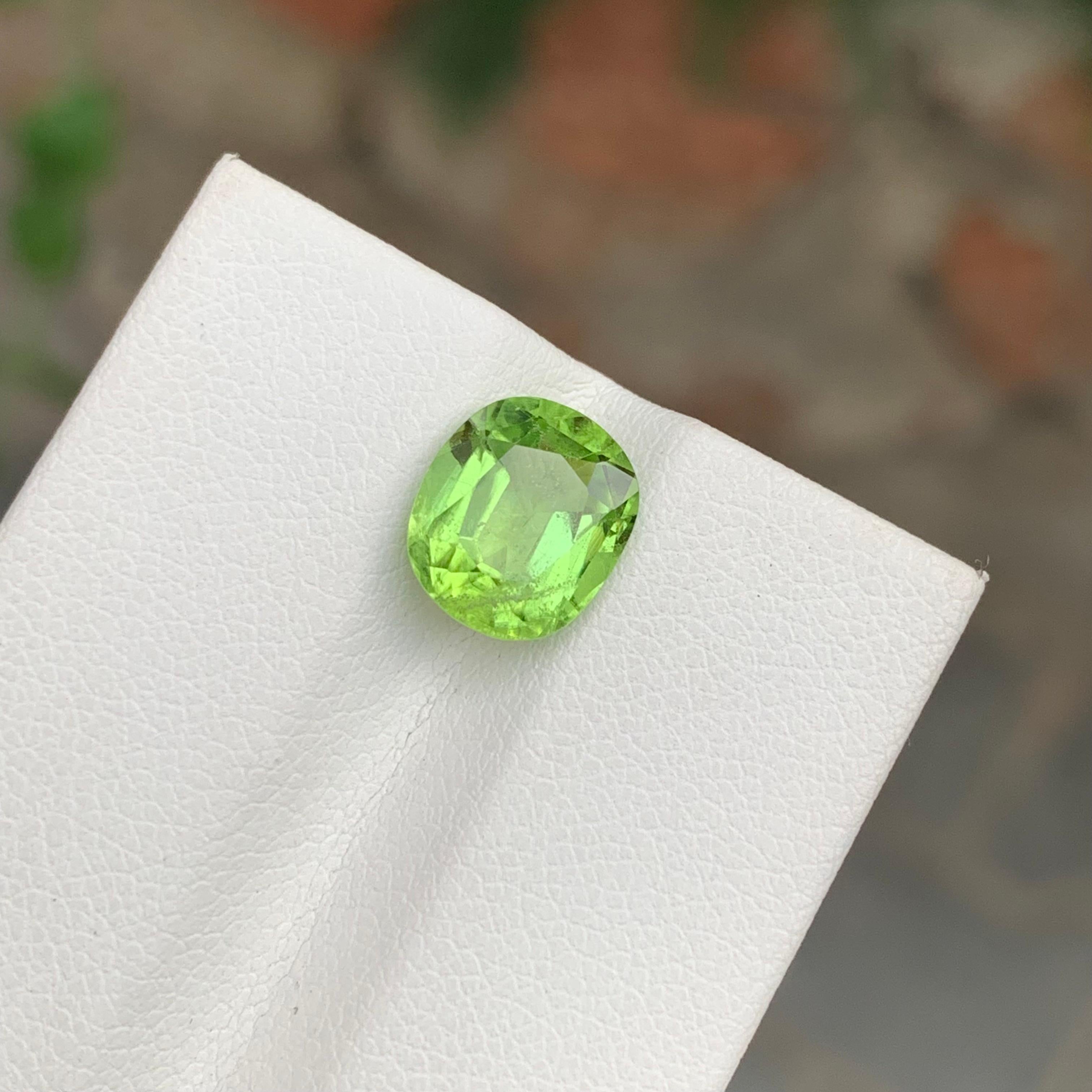 Cushion Cut 2.90 Carat Pretty Natural Loose Peridot Cushion Shape Gem From Pakistan For Sale