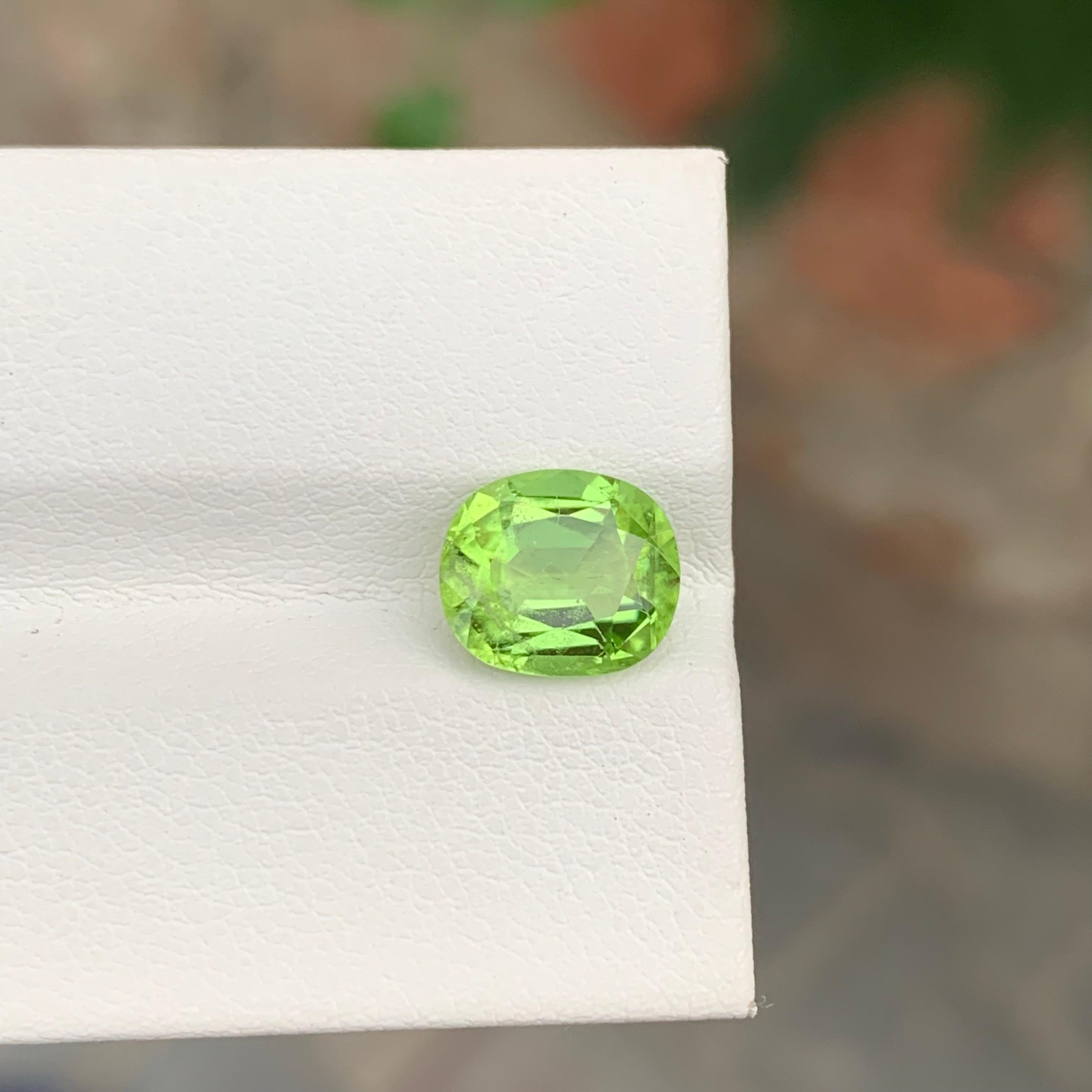 2.90 Carat Pretty Natural Loose Peridot Cushion Shape Gem From Pakistan In New Condition For Sale In Peshawar, PK