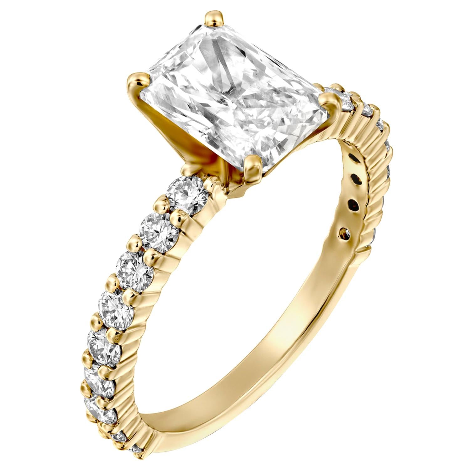 2.90 Carat Radiant Cut Diamond Ring, 18 Karat Yellow Gold Classic Ring