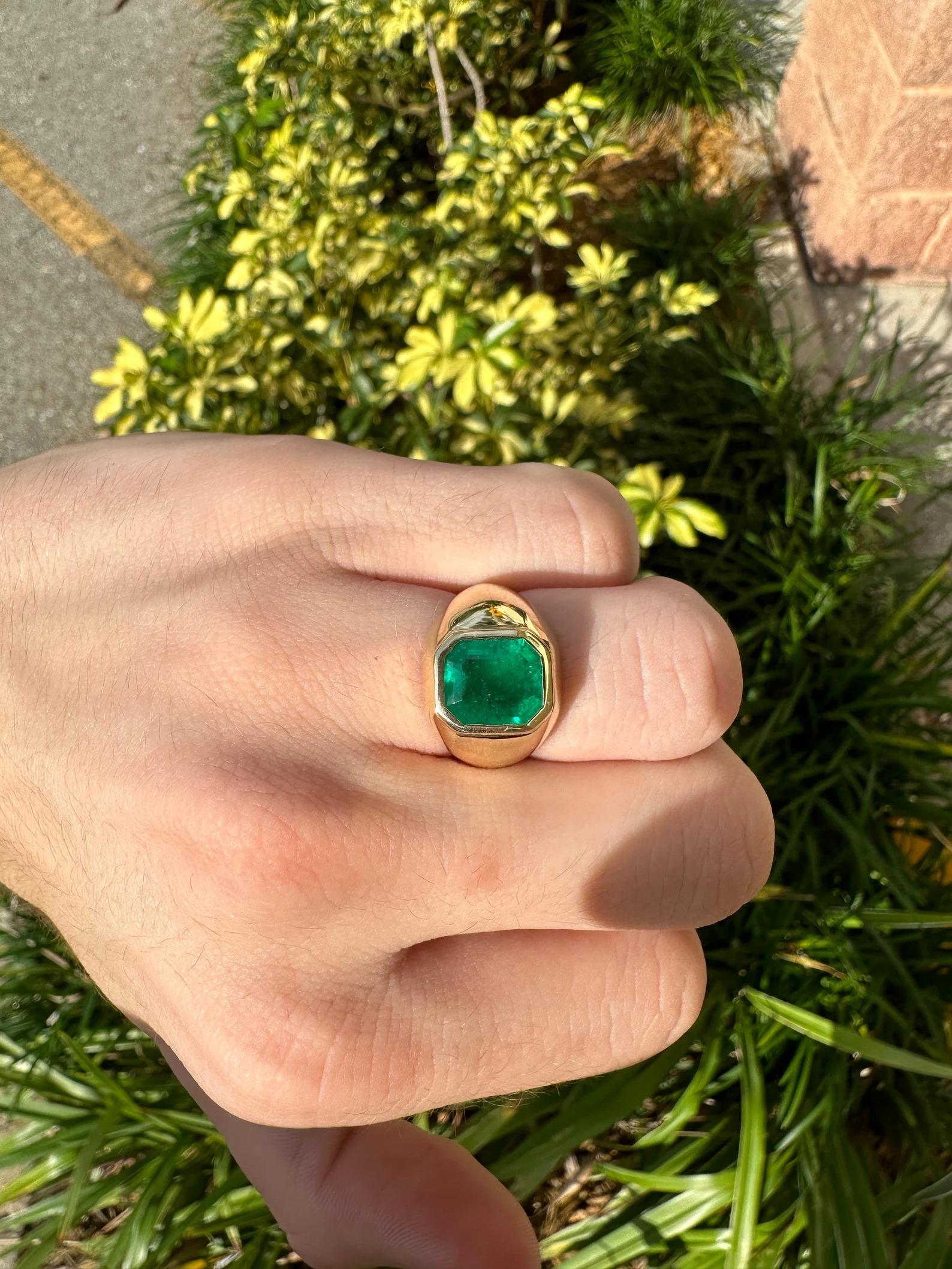 Moderne 2.90 Carat Rich Dark Green Muzo Colombian Emerald Unisex Chunky Ring 18K en vente