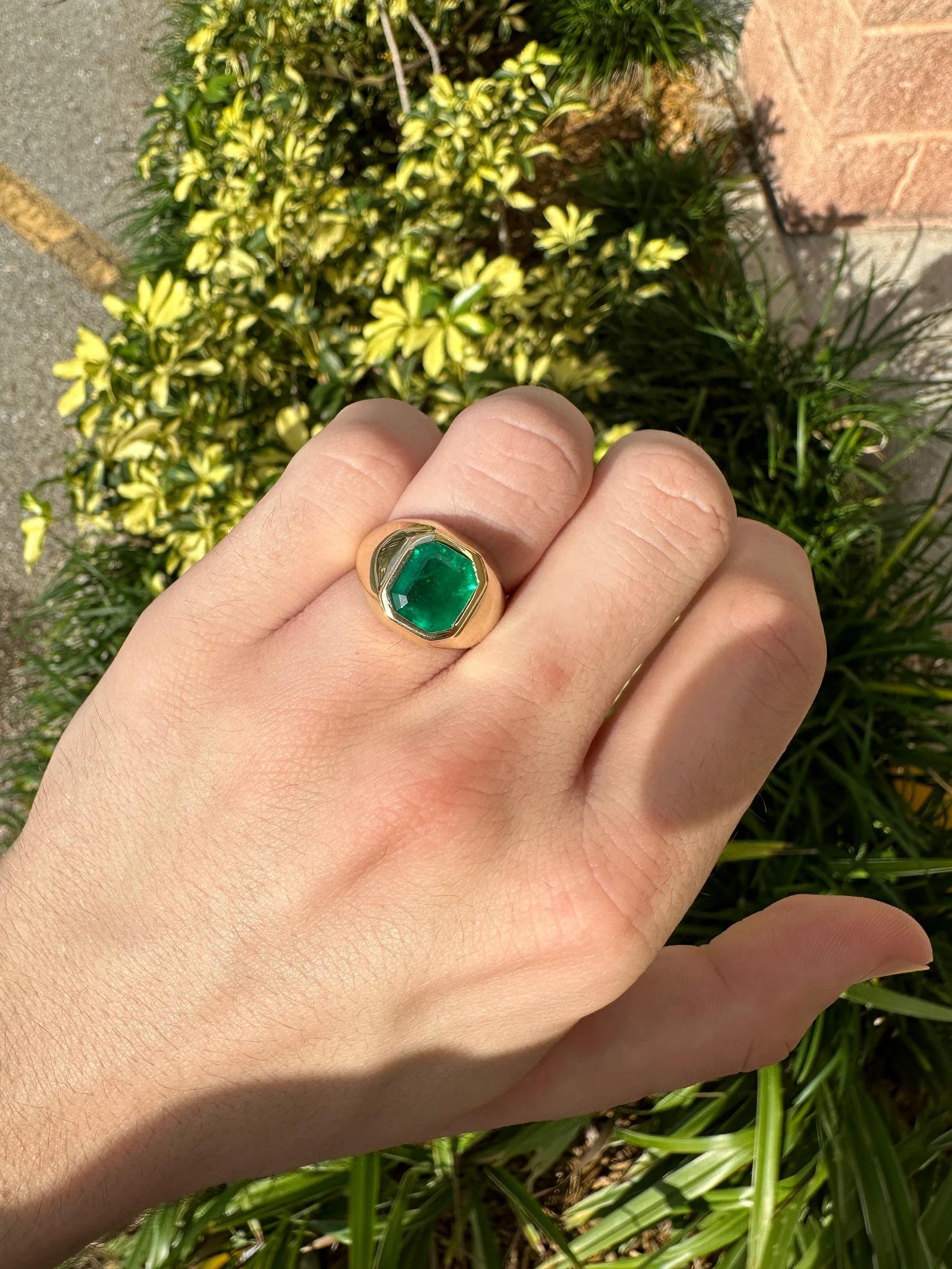 Modern 2.90 Carat Rich Dark Green Muzo Colombian Emerald Unisex Chunky Ring 18K For Sale