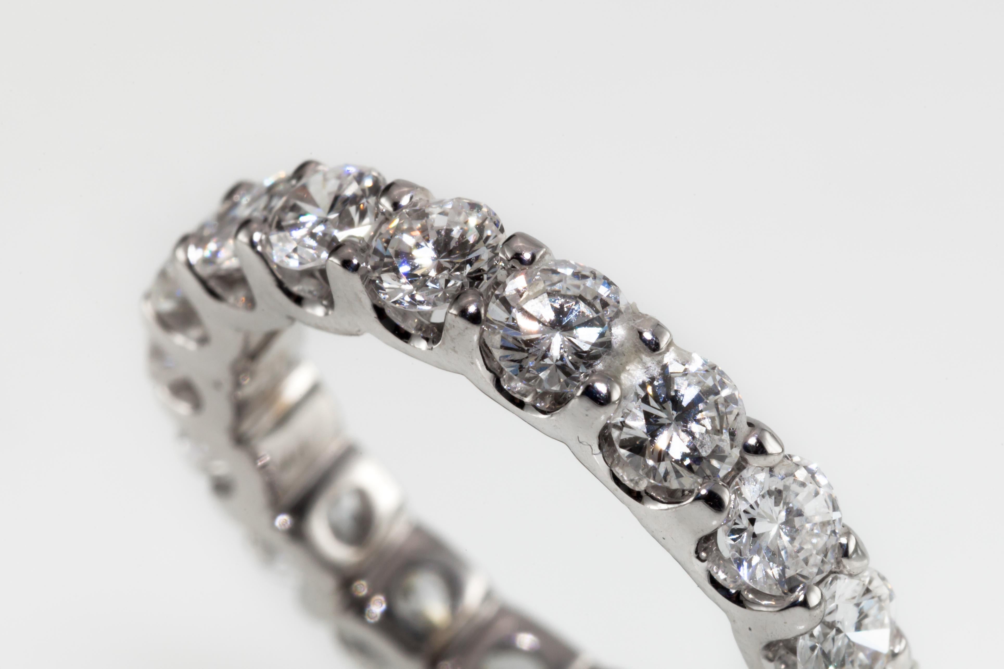 2.90 Carat Round Diamond Eternity Band in White Gold In Excellent Condition In Sherman Oaks, CA