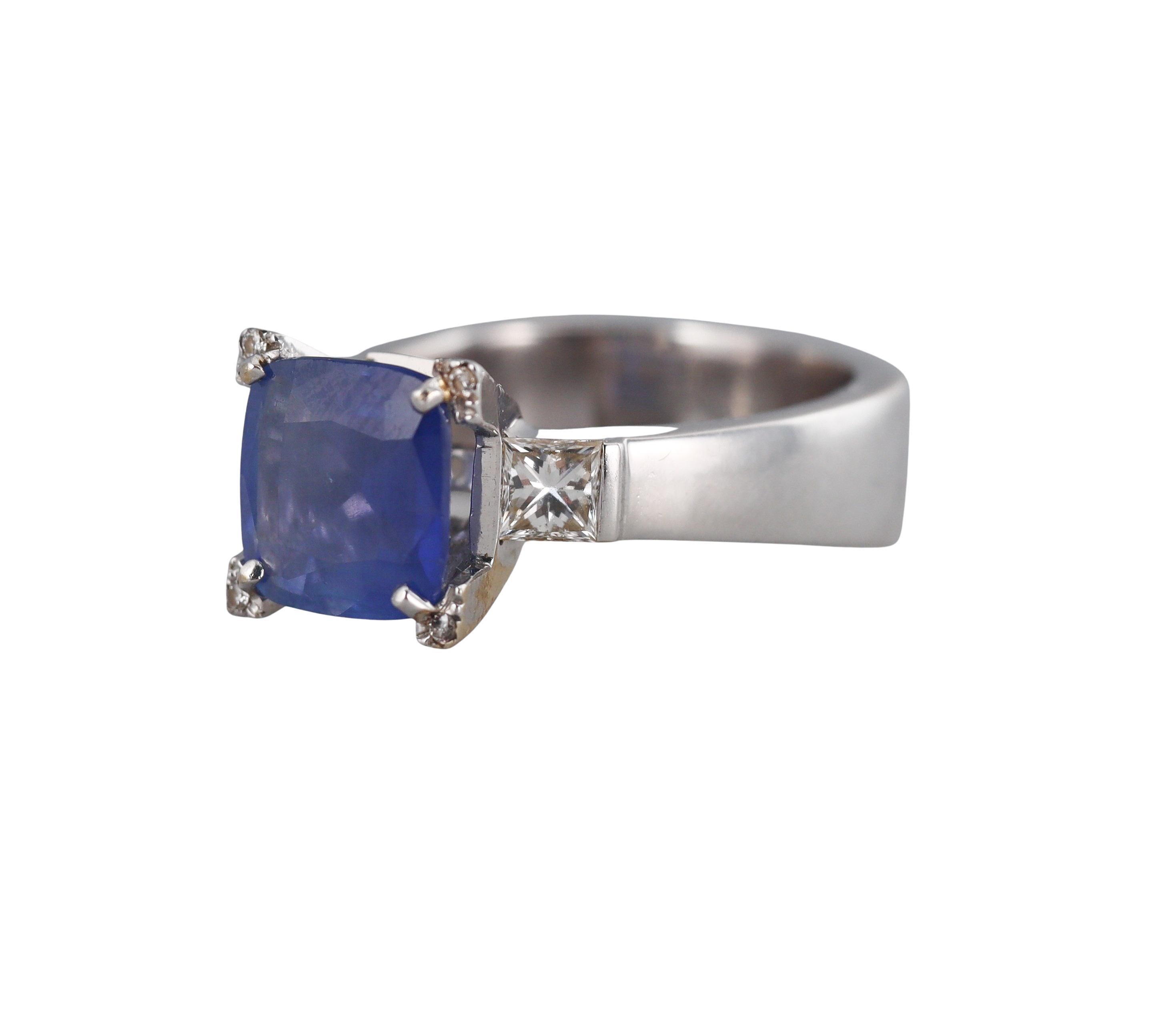 Bague en or blanc 18k, sertie d'un saphir central d'environ 2,90ct ( 8,95 x 8,8 x 4mm), et de diamants sur les côtés - environ 0,33ctw H/SI1.

Bague taille 6.5.

Marqué 750.

Poids - 10,6 grammes