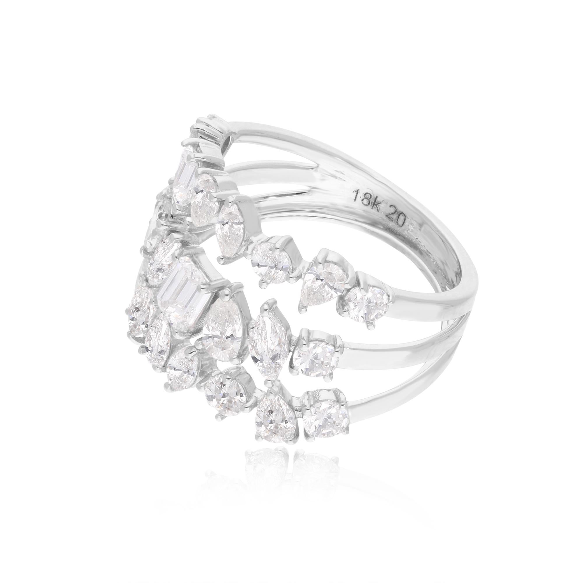 Realizzato in oro massiccio 18 carati, questo anello presenta un gruppo di diamanti scintillanti che creano un effetto davvero abbagliante. I diamanti sono sapientemente incastonati in una sicura montatura a griffe, per garantire che rimangano al