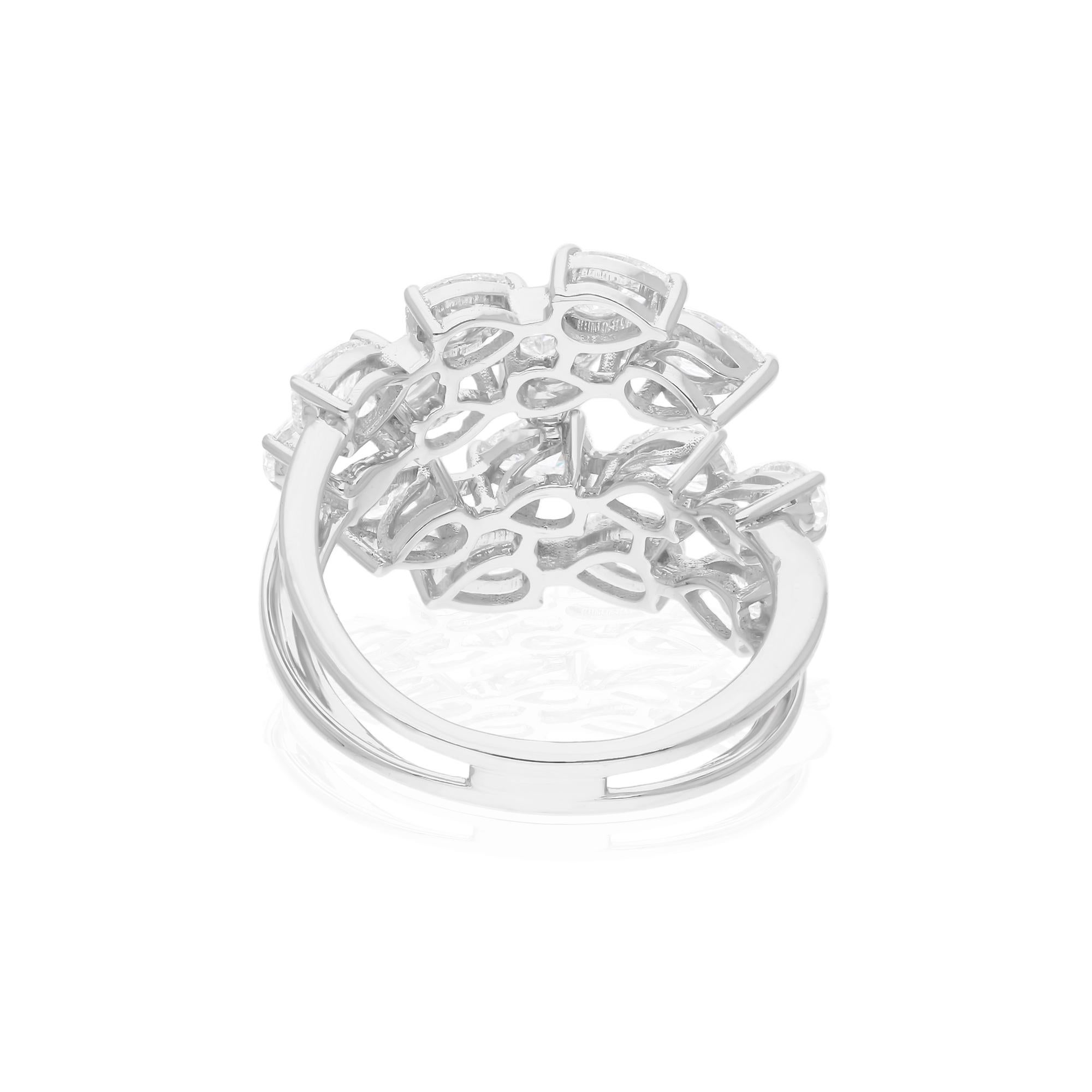 Coulée dans de l'or 18 carats, cette bague exquise est sertie de 2,90 carats de diamants étincelants.

La bague est de taille 7 et peut être redimensionnée en plus grand ou plus petit sur demande. Suivez la vitrine de Spectrum Jewels pour découvrir