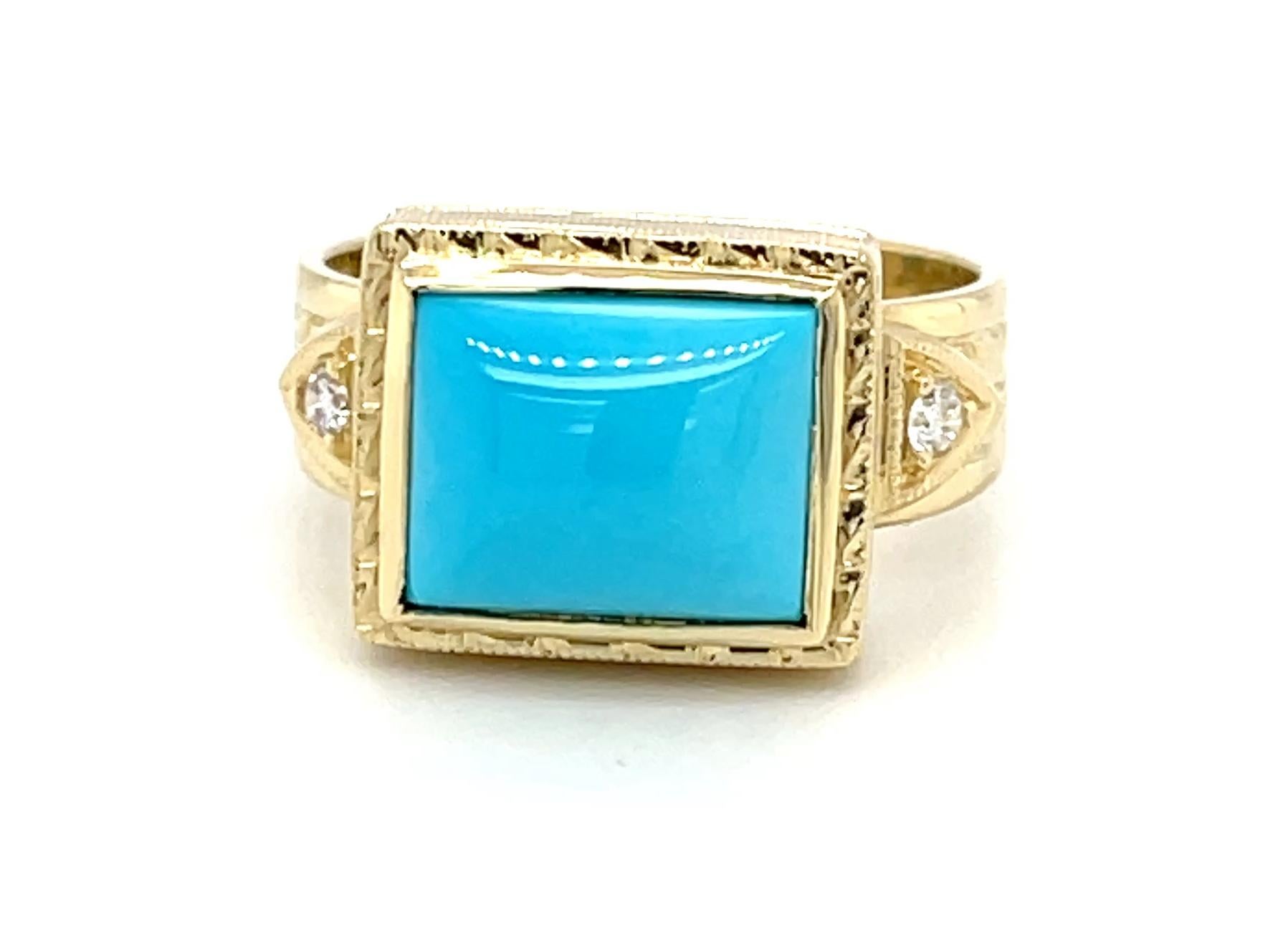 Este exquisito anillo de oro amarillo de 18 quilates hecho a mano presenta un precioso cabujón de turquesa de la Mina de la Bella Durmiente que pesa 2,90 quilates. La mina La Bella Durmiente es la principal fuente de la mejor turquesa del mundo.