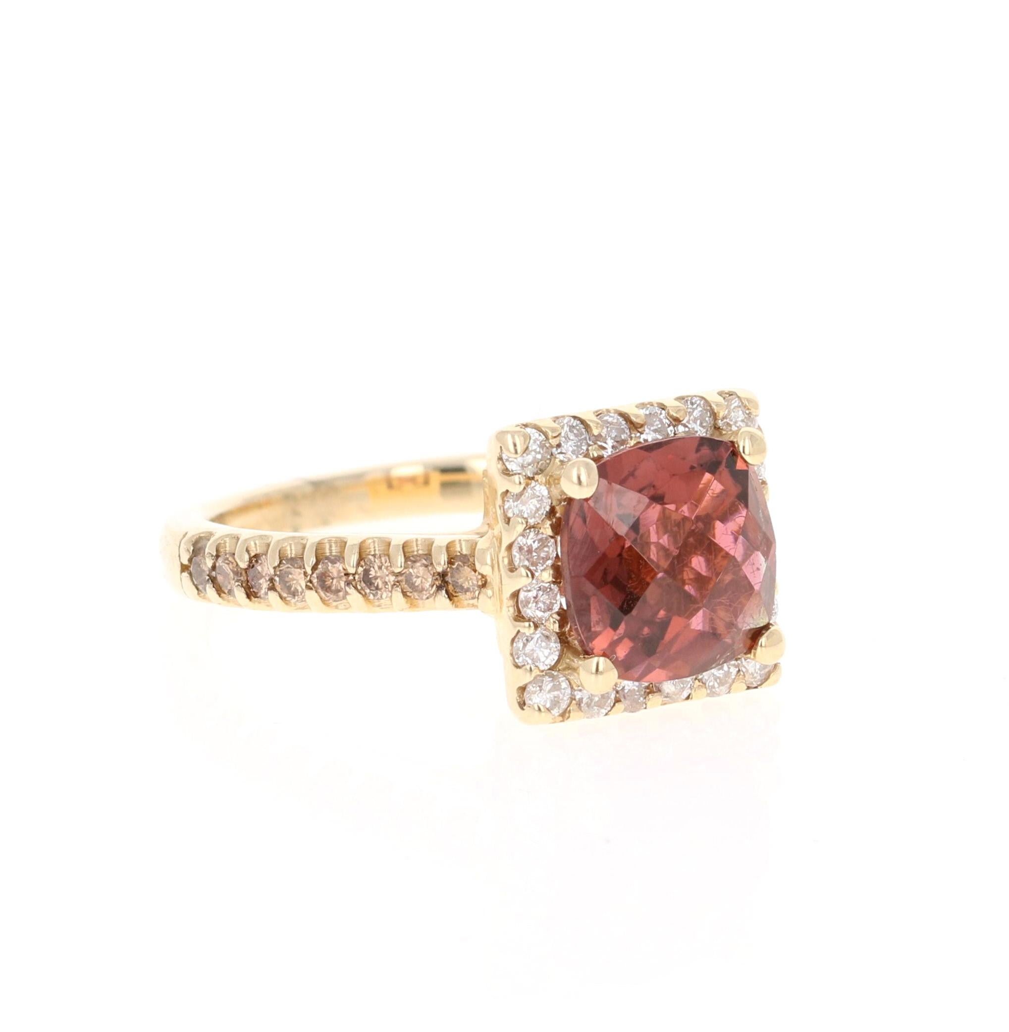 Dieser Ring hat einen hübschen Mauve-Brownish Cushion Cut Pink Turmalin, die 2,23 Karat wiegt. Um den Turmalin herum schweben 20 Diamanten im Rundschliff mit einem Gewicht von 0,39 Karat. Der Schaft des Rings hat 16 champagnerfarbene natürliche