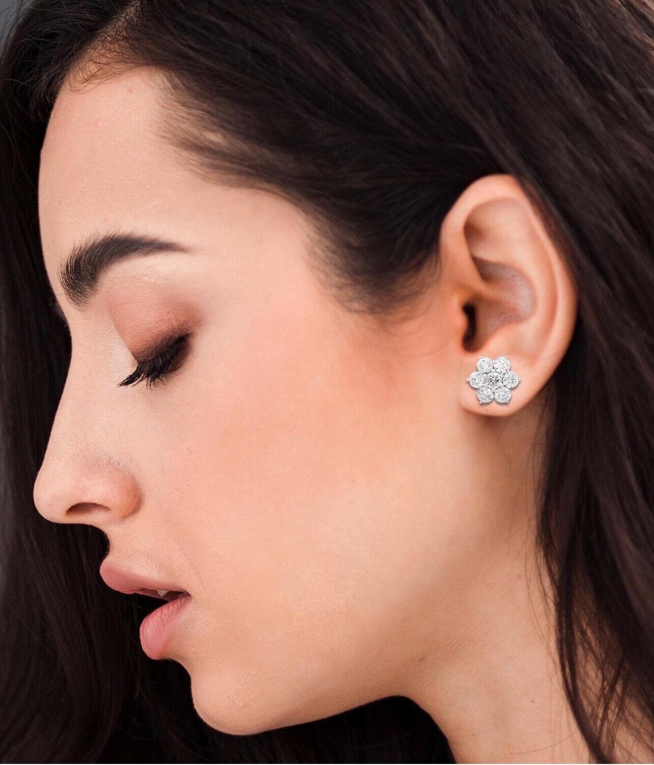 Realizzati in oro bianco 18 carati a forma di fiori sbocciati, questi orecchini sono impreziositi da 2,90 carati di diamanti che brillano alla luce.

SEGUITE la vetrina di MEGHNA JEWELS per vedere le ultime collezioni e i pezzi esclusivi. Meghna
