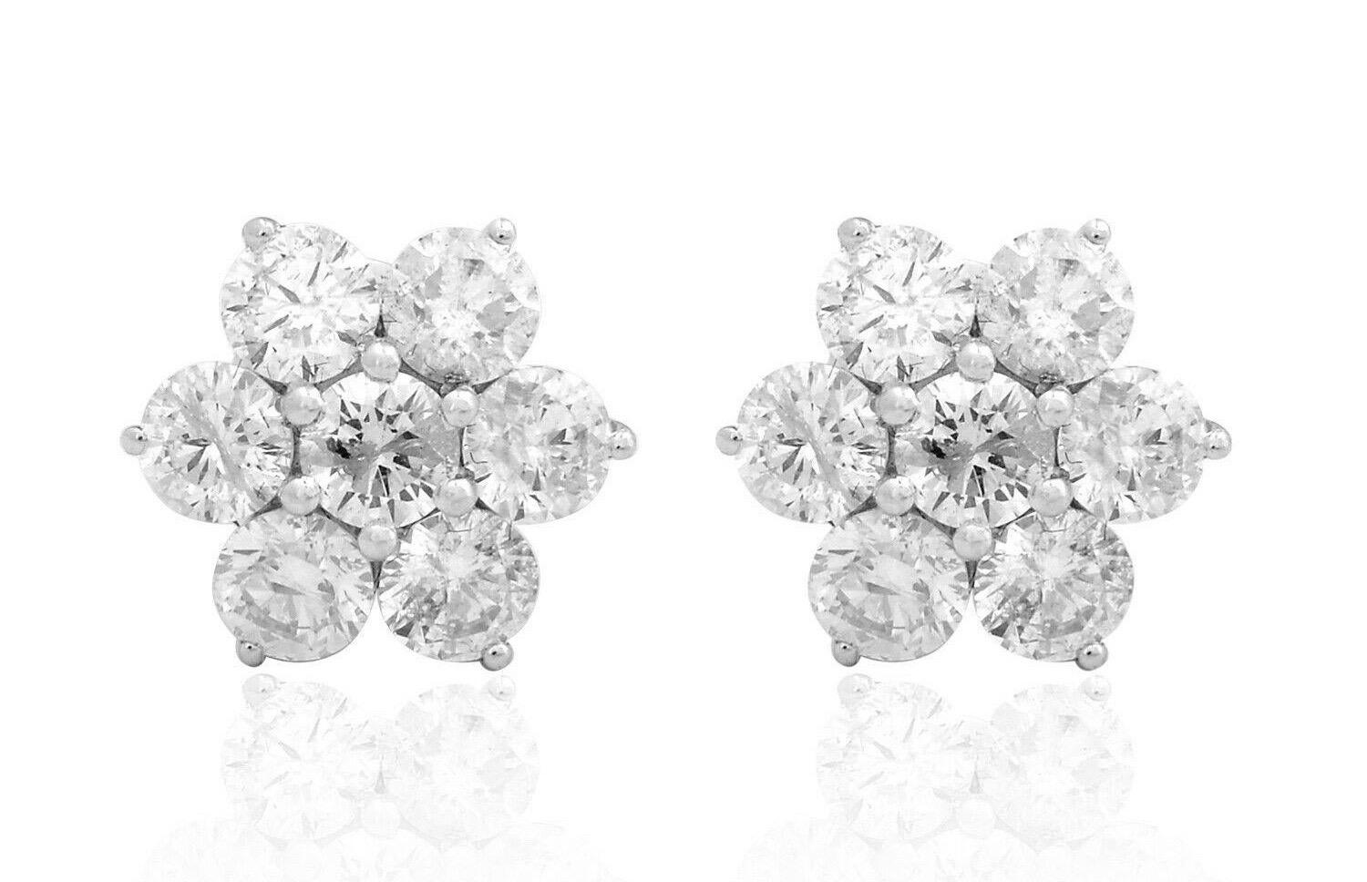 Moderno Orecchini a perno a fiore in oro bianco 18 carati con diamante da 2,90 carati in vendita