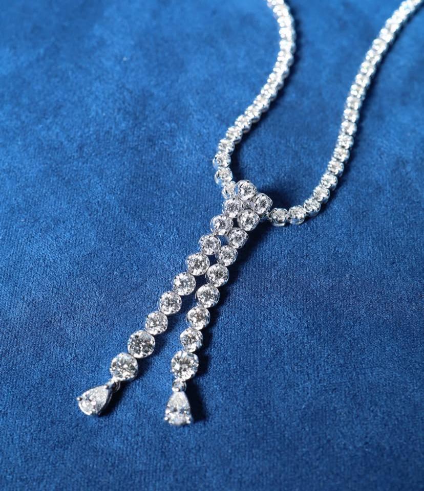 Pendentif en or 18 carats de 2,90 carats de diamants de forme mixte Pour femmes en vente