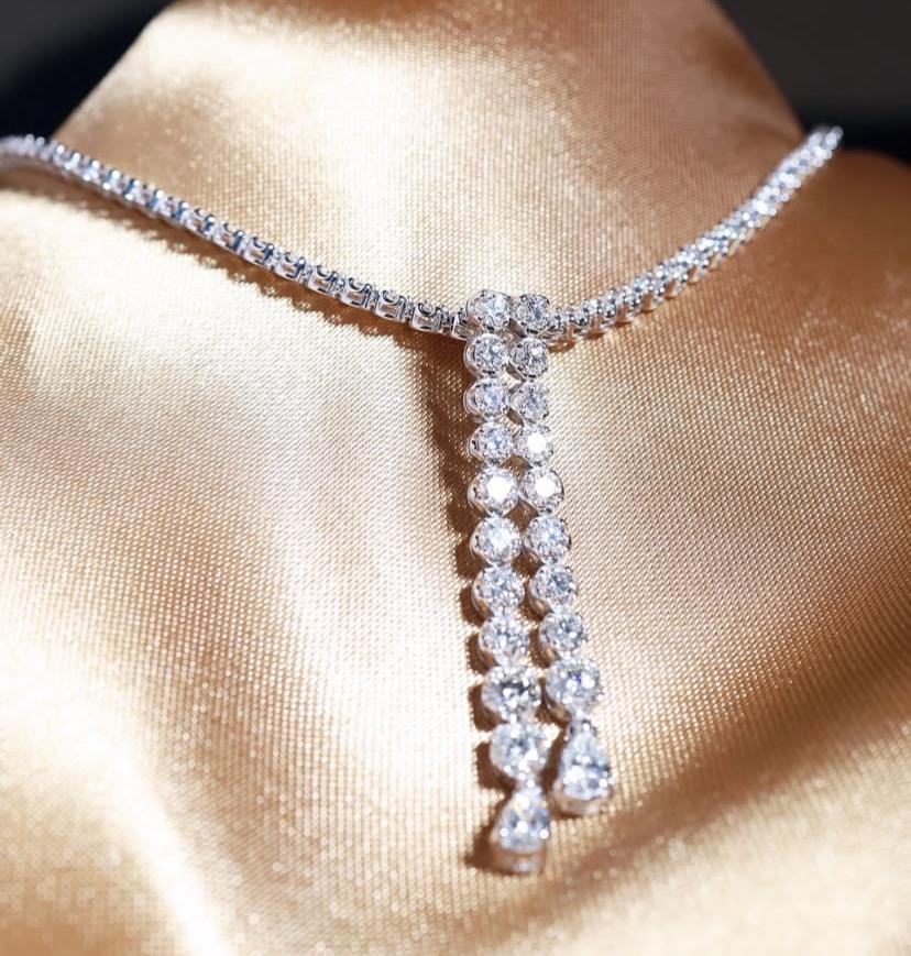 Pendentif en or 18 carats de 2,90 carats de diamants de forme mixte en vente 1