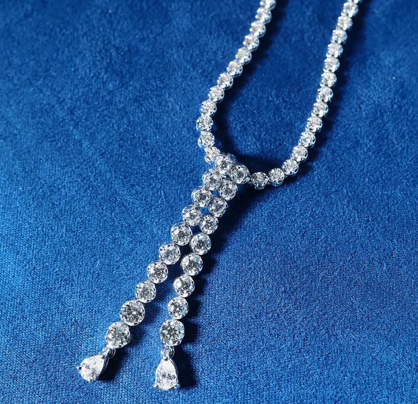 Pendentif en or 18 carats de 2,90 carats de diamants de forme mixte en vente 3