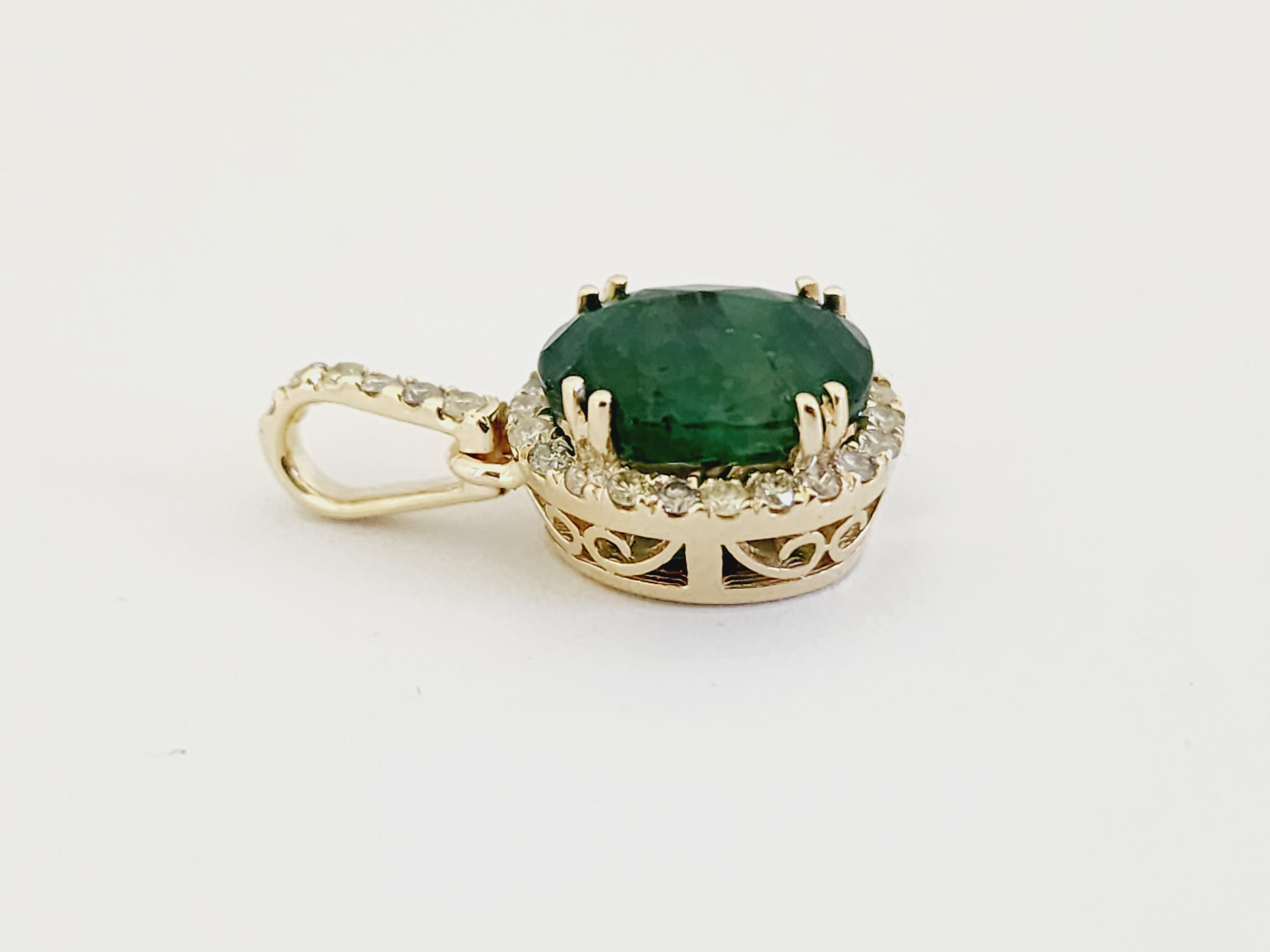 Emerald Cut 2.90 Carats Natural Emerald Diamond Pendant Yellow Gold 14 Karat For Sale