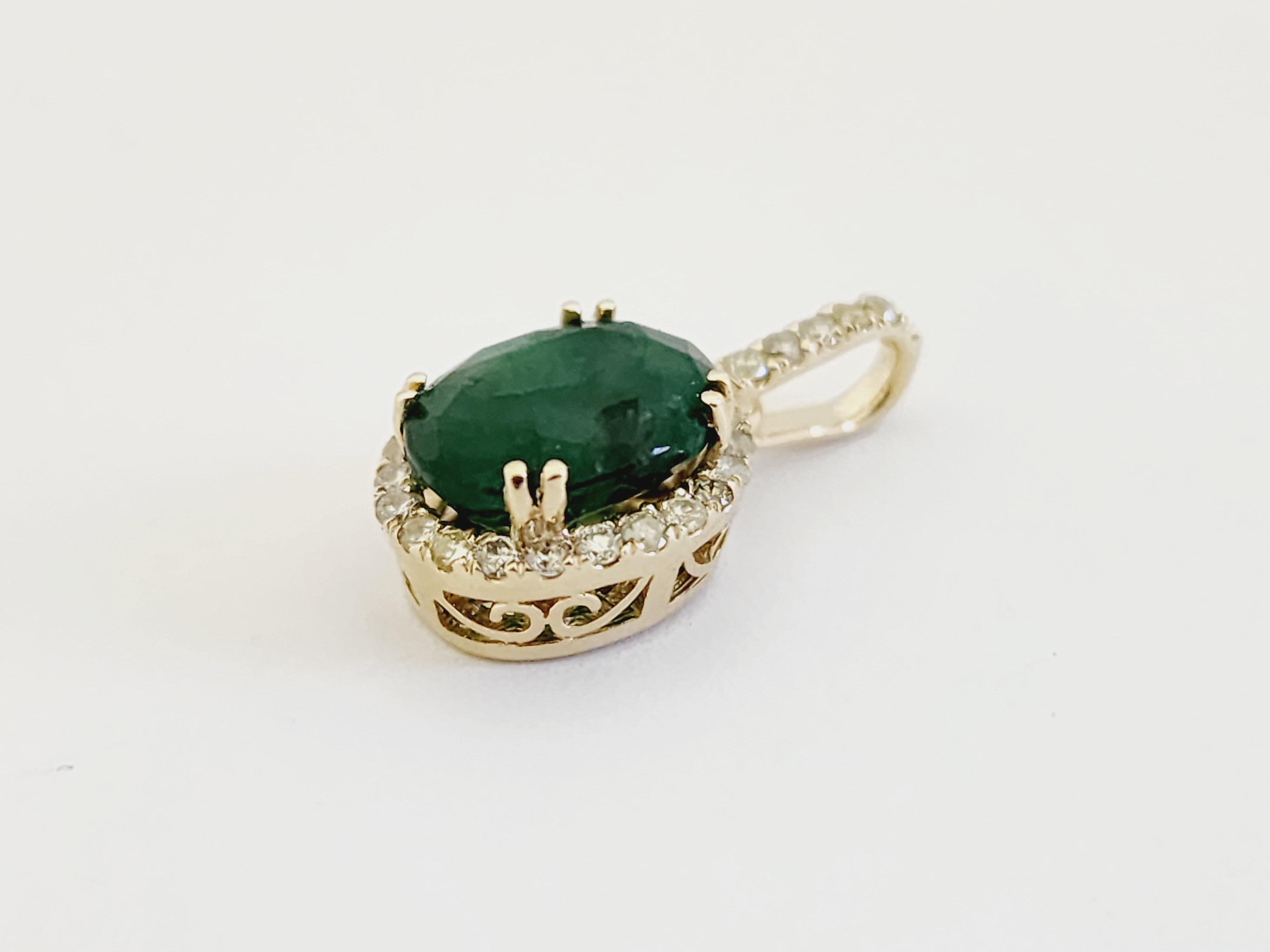 2.90 Carats Natural Emerald Diamond Pendant Yellow Gold 14 Karat In New Condition For Sale In Great Neck, NY