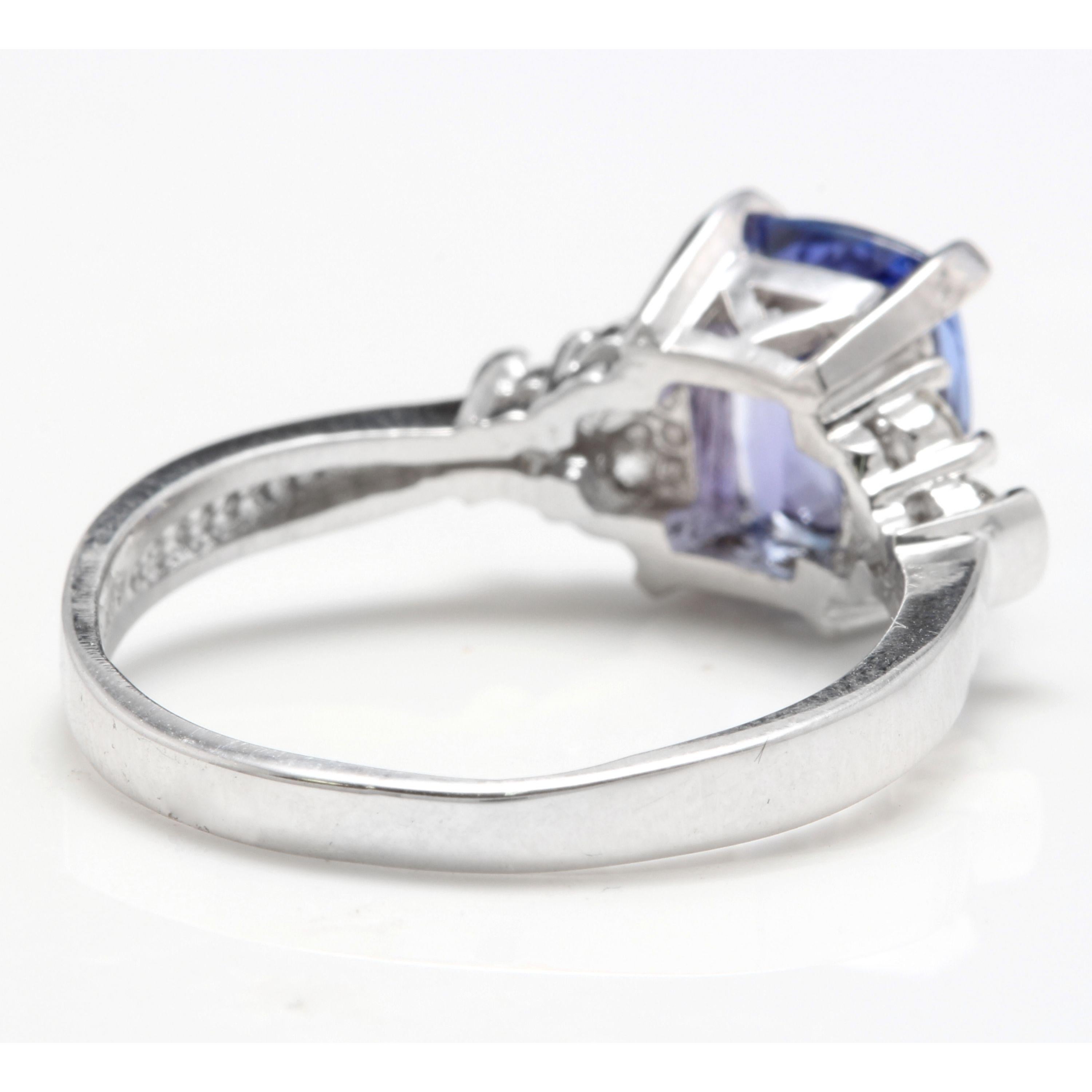 2.90 Carat Natural Very Nice Looking Tanzanite and Diamond 14K Solid White Gold In New Condition For Sale In Los Angeles, CA
