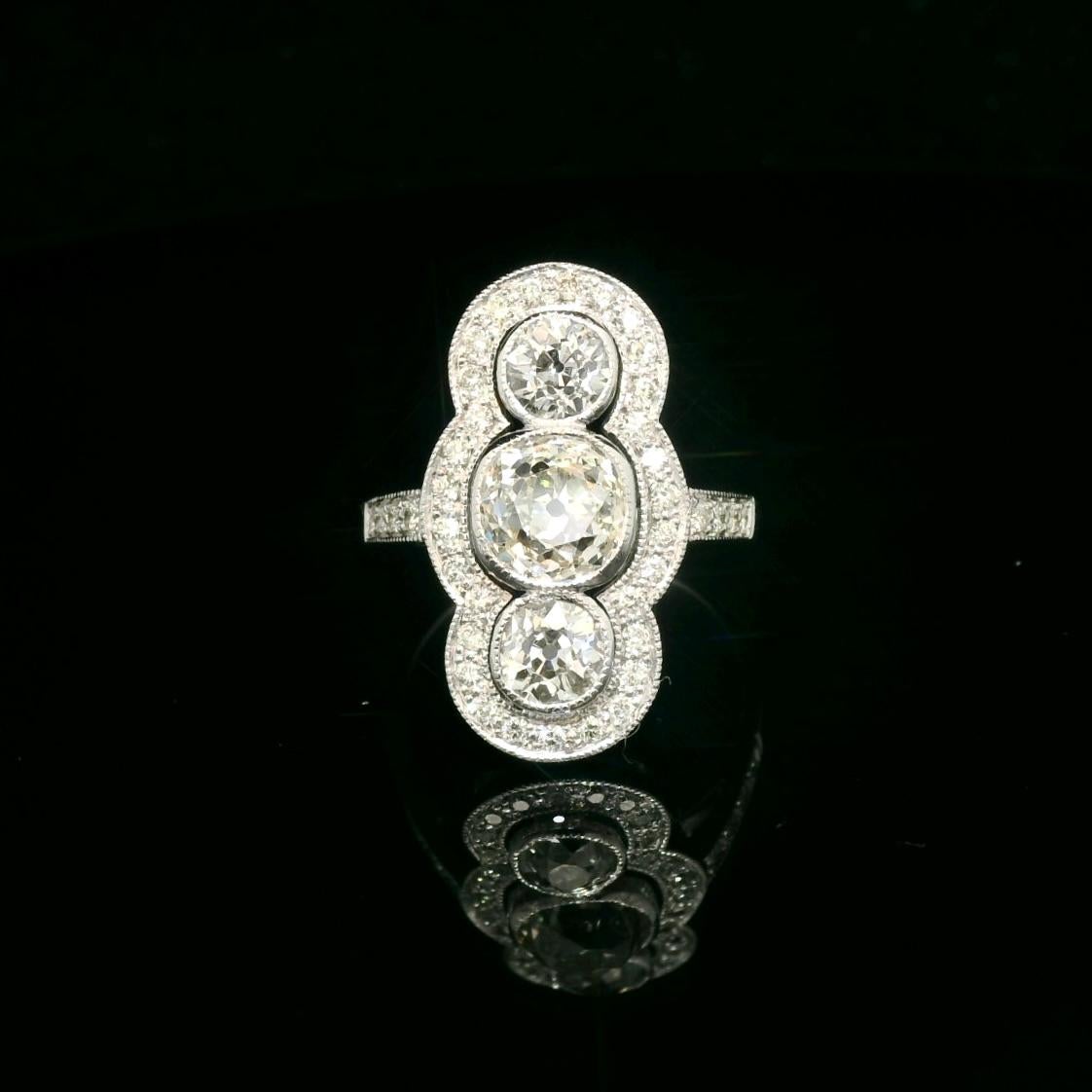 Anillo de diamantes art déco. 

El anillo está engastado con un diamante central de mina antigua de aproximadamente 1,60 quilates (color estimado I - pureza Si1), dos diamantes de talla europea antigua para un total de aproximadamente 1,00 quilate