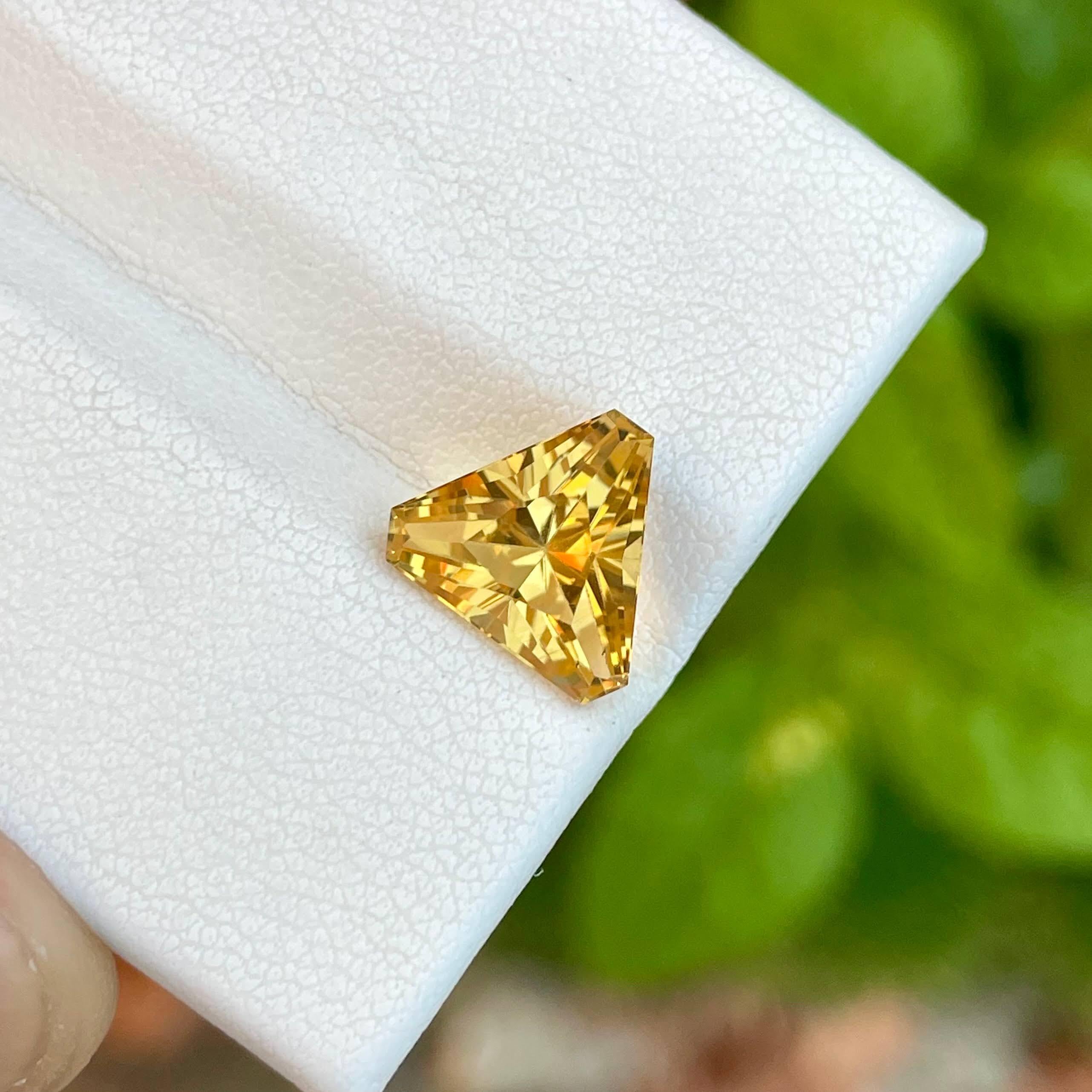 Women's or Men's 2.90 Carats Orange Citrine Stone Trillion Cut Natural Brazilian Gemstone For Sale
