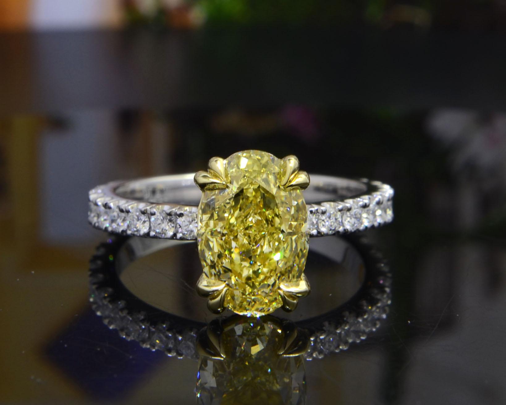 Moderne 2.90ct Canary Fancy Light Yellow Oval Hidden Halo Engagement Ring VVS1 GIA en vente
