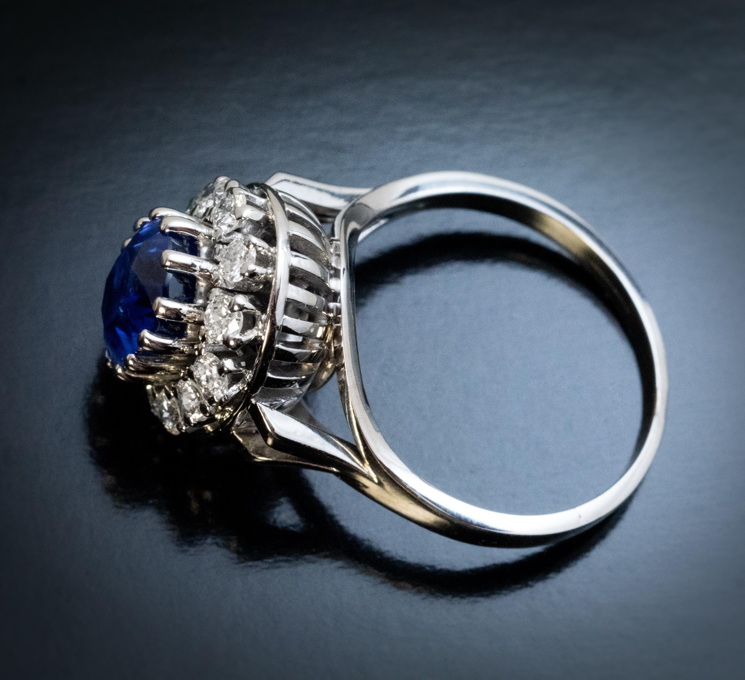 Women's 2.90 Ct Ceylon Sapphire Diamond Platinum Ring For Sale