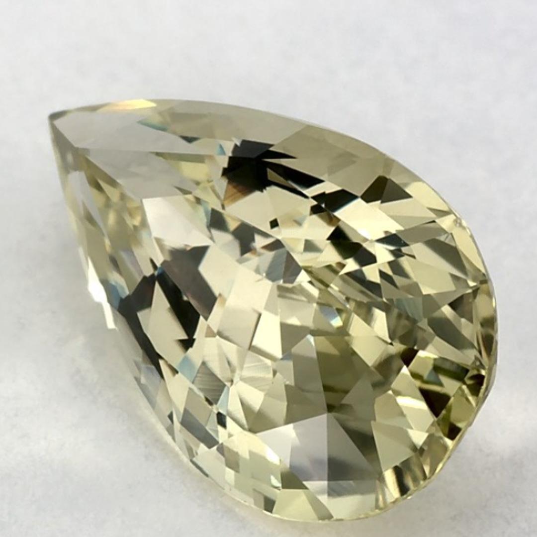 Dieser natürliche grüne Saphir bietet Eleganz und Raffinesse. Mit seiner satten Farbsättigung und seinem präzisen Schliff ist er das perfekte Herzstück für einen Verlobungsring oder ein luxuriöses Schmuckdesign.

Dieser Saphir stammt aus Sri Lanka