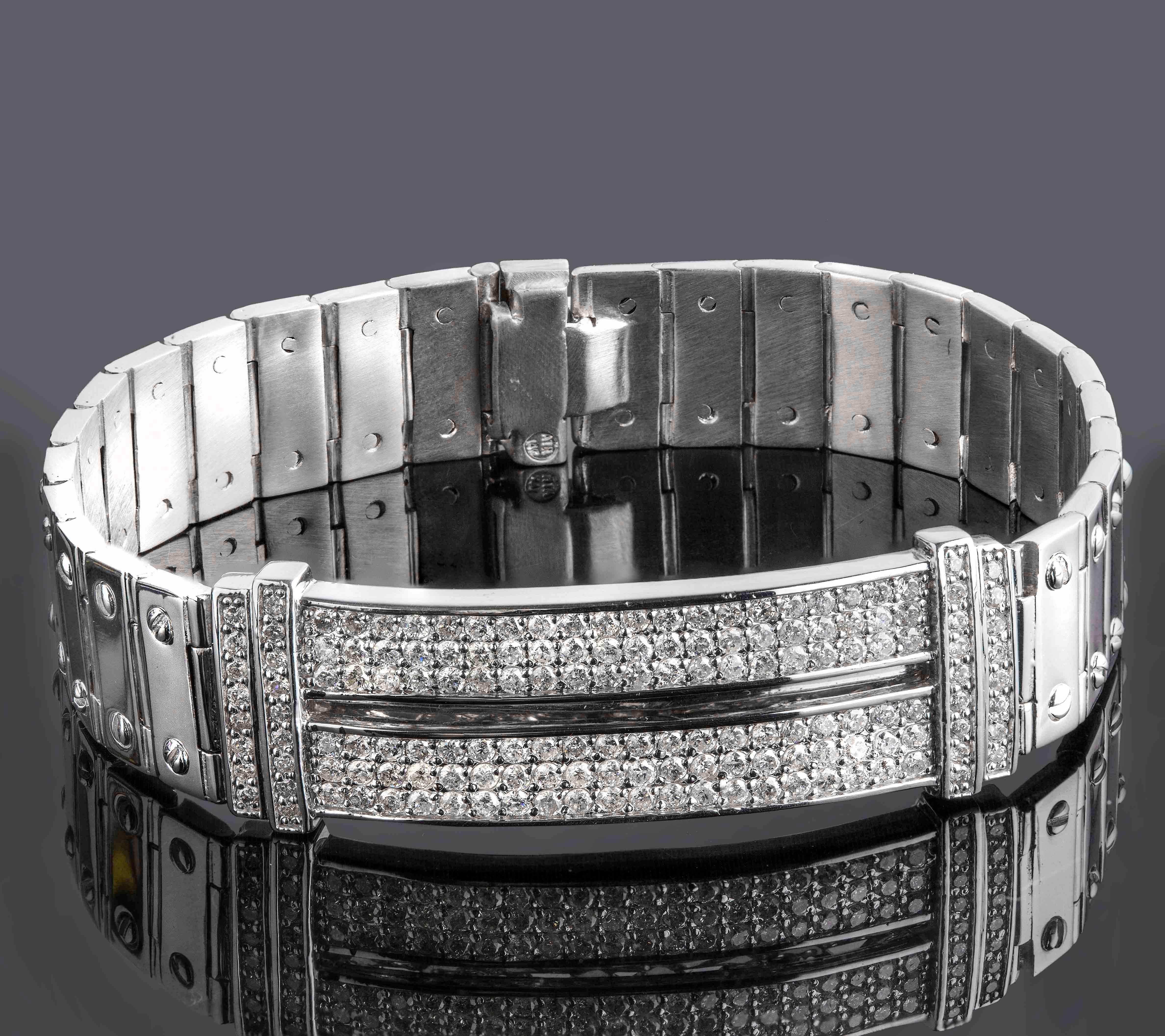 Realizzato a mano in oro bianco massiccio 14 carati, questo bracciale da uomo emana un'eleganza e una durata senza tempo, con un peso di 58,3 grammi.

Il centro è caratterizzato da una splendida lastra di diamanti divisa in due con 2,90 carati di
