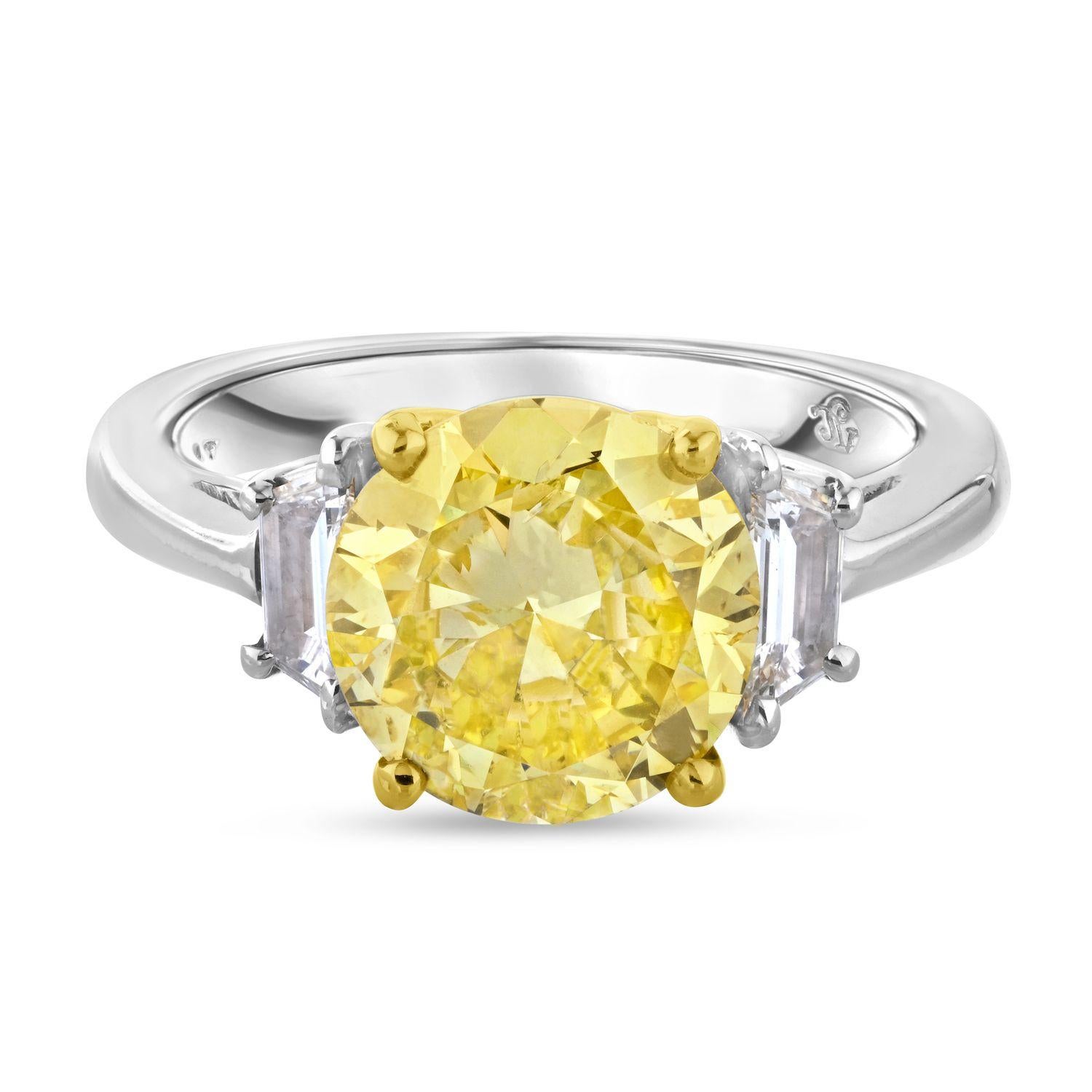 Women's 2.90 Ct Round Cut Platinum Fancy Yellow Three Stone Diamond Engagement Ring For Sale