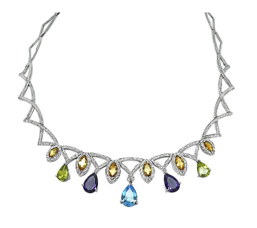 Questa è una bellissima collana in oro bianco 14k. La collana è impreziosita da citrini, topazi blu, ametiste e peridot con taglio a pera e a marquise, per un peso di circa 29,00ct. Le pietre colorate sono accentuate da diamanti a taglio rotondo che