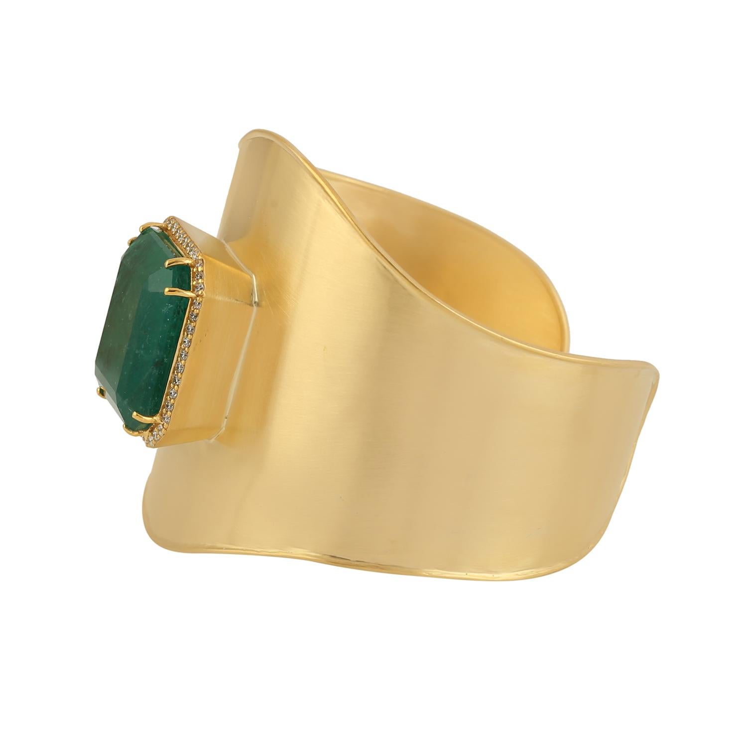 Artisan 29.04 Carat Emerald 14 Karat Gold Statement Diamond Bracelet Cuff For Sale