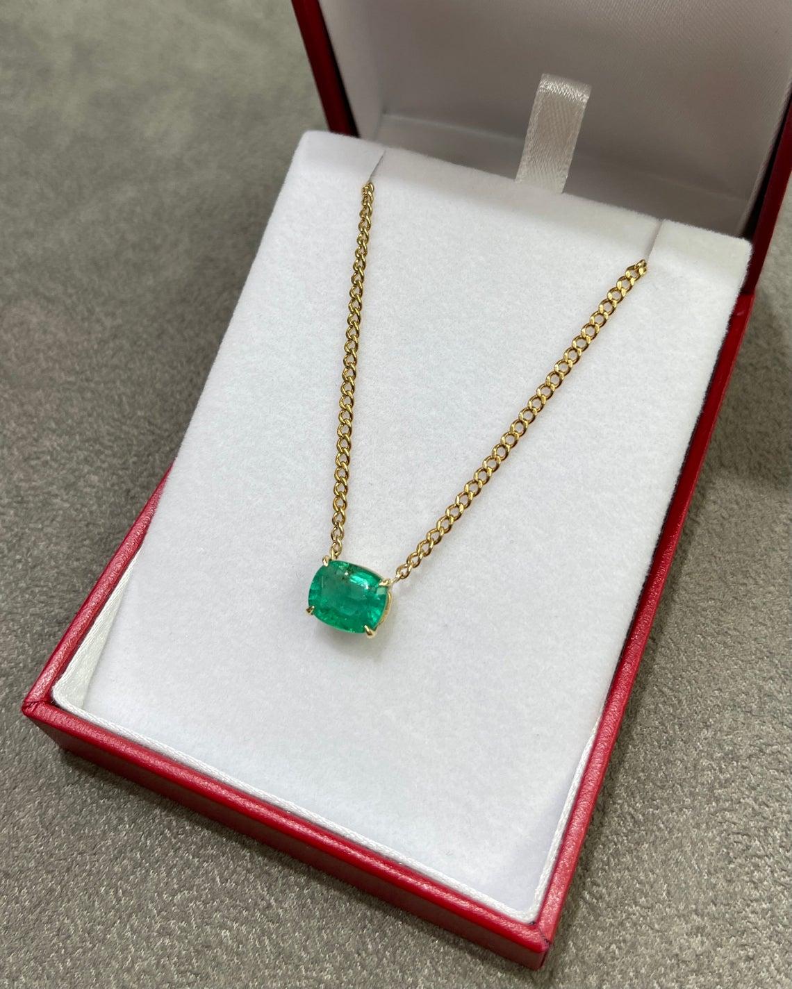 2.90ct 14K Cushion Colombian Emerald East to West Necklace In New Condition For Sale In Jupiter, FL