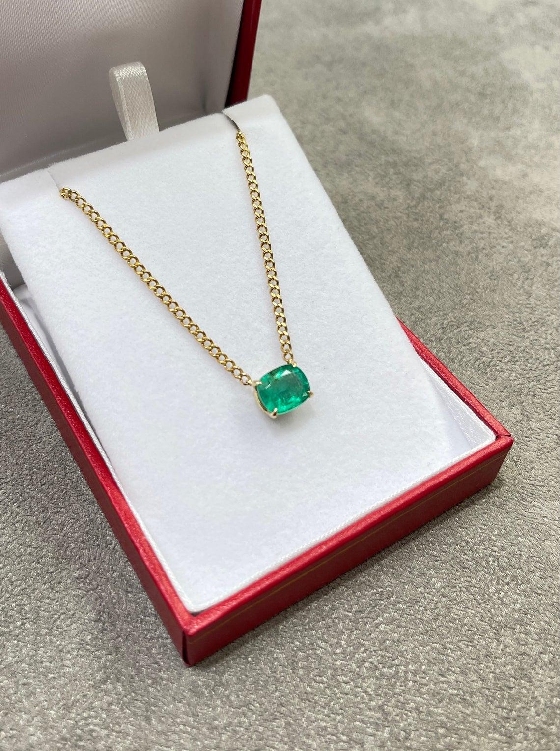 2.90ct 14K Cushion Colombian Emerald East to West Necklace For Sale 1