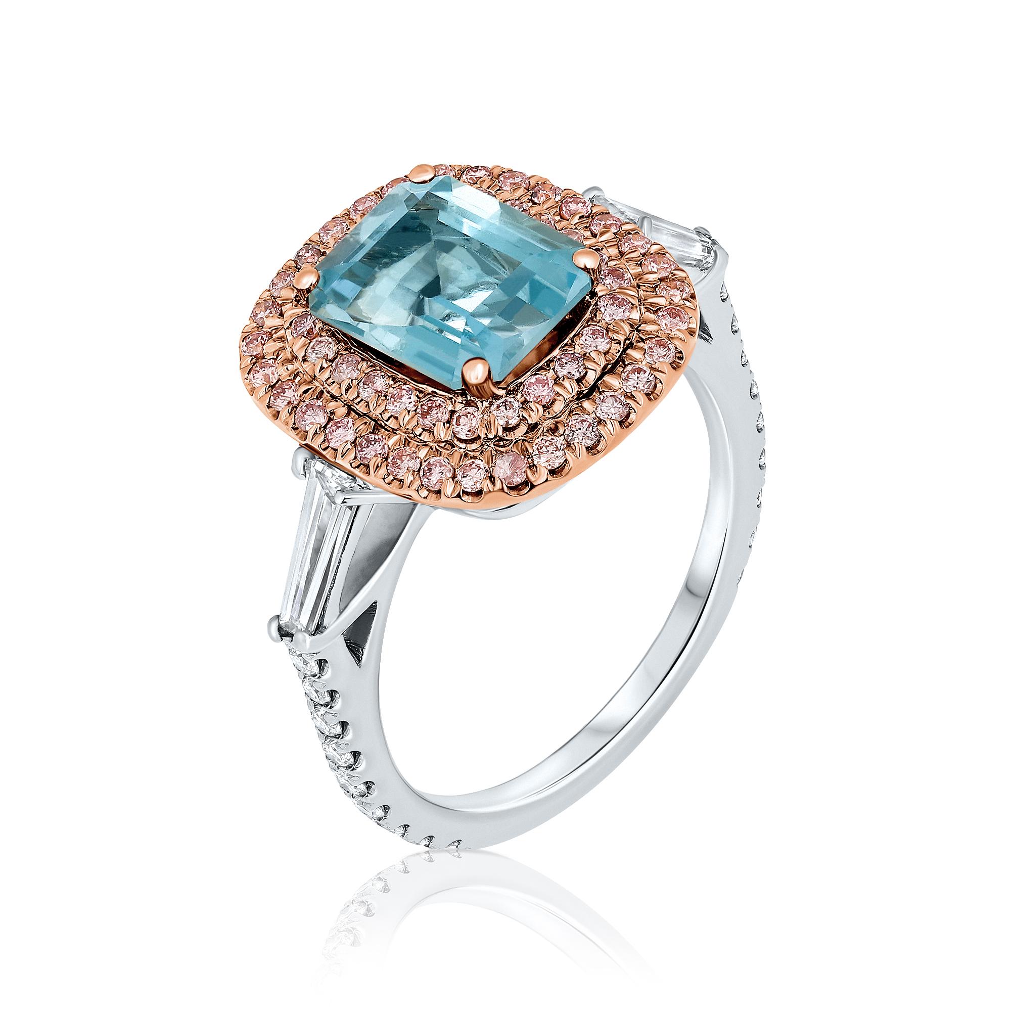 Magnífico anillo halo de tres piedras, con un diamante aguamarina talla esmeralda de 1,98 quilates, engastado en doble halo flanqueado por dos diamantes talla baguette cónicos de aproximadamente 0,31 quilates. Este diseño clásico resalta la belleza