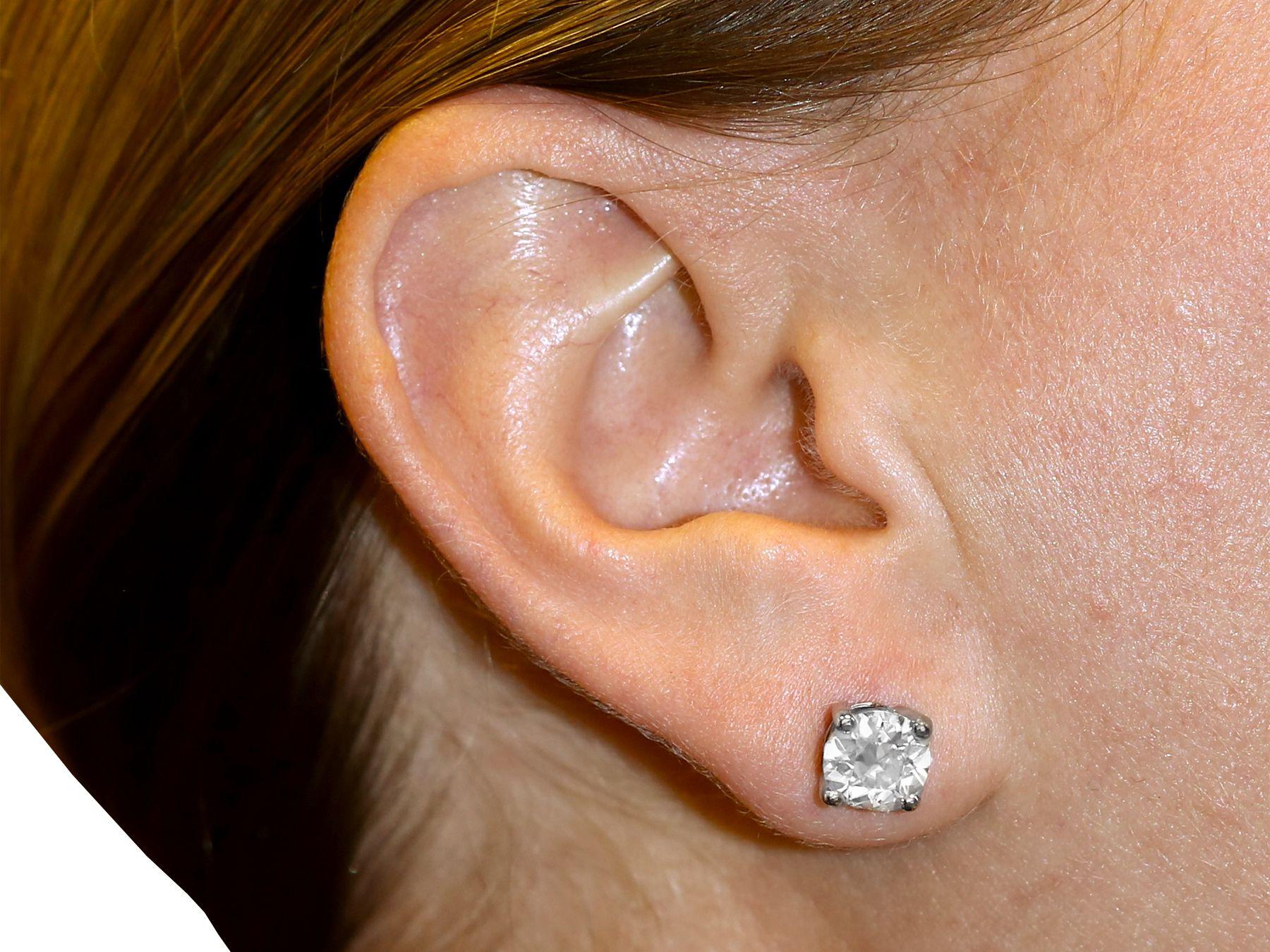 Clous d'oreilles en or blanc 18 carats avec diamants de 2,91 carats en vente 1