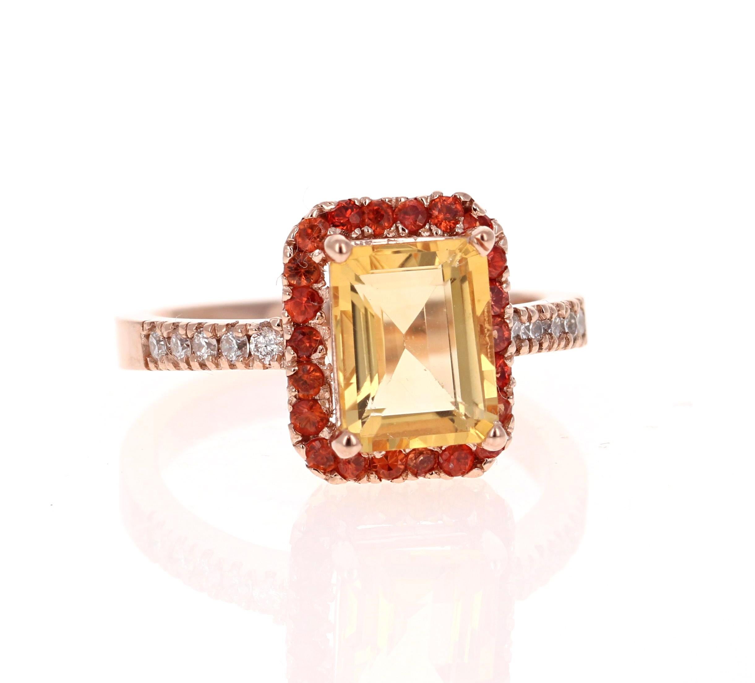 Cette magnifique bague contient un magnifique quartz citrine taille émeraude pesant 2.23 carats et est entourée d'un halo de 22 saphirs orange taille ronde pesant 0.50 carats.  Le long de la tige de la bague se trouvent 10 diamants de taille ronde