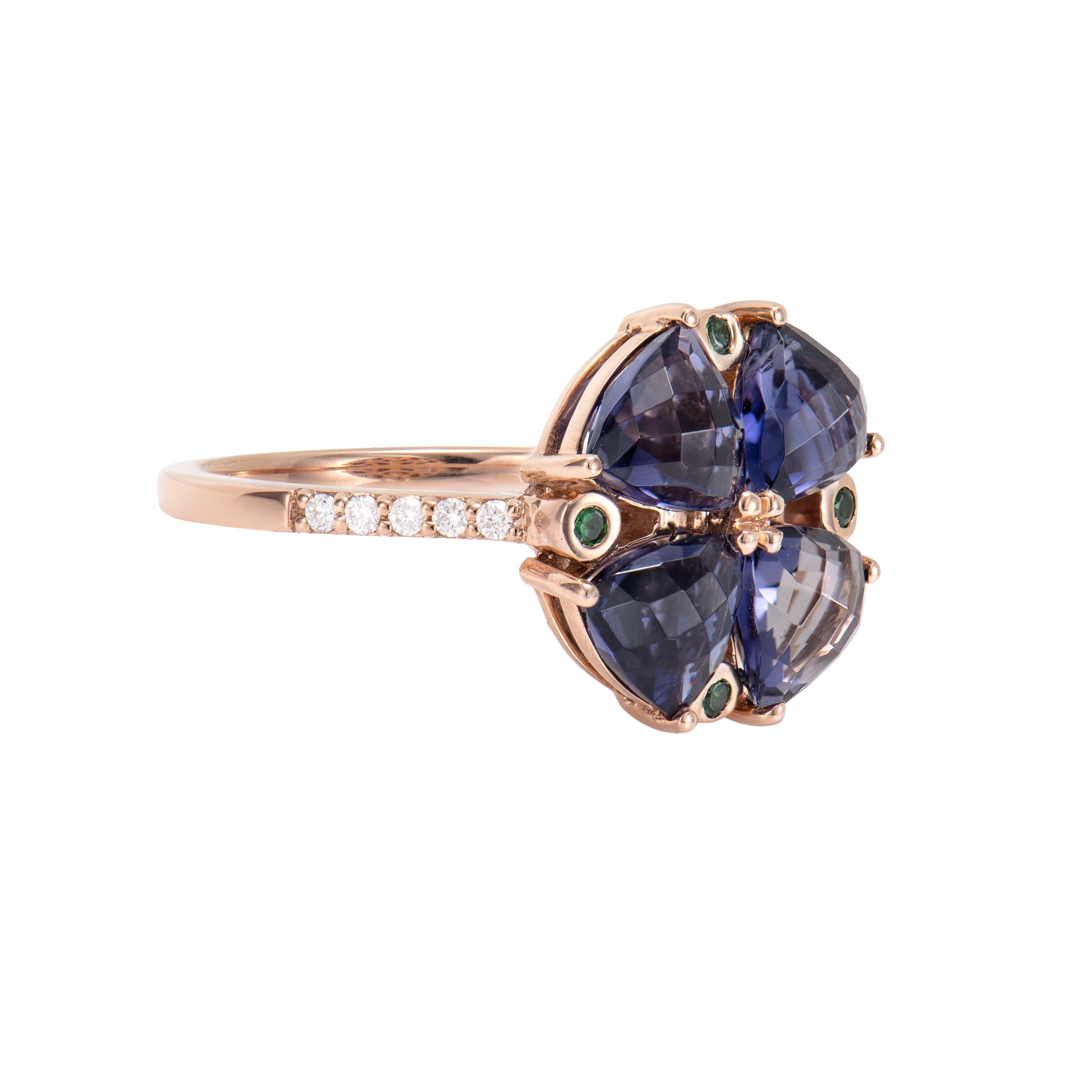 Dies sind ausgefallene Iolith Ring in einer Trillion Form mit lila Farbton. Der Ring ist elegant und kann zu vielen Anlässen getragen werden. 

Iolith Fancy Ring aus 18 Karat Roségold mit Tsavorit und weißem Diamant.

Iolith: 2,91 Karat, 5,50 mm