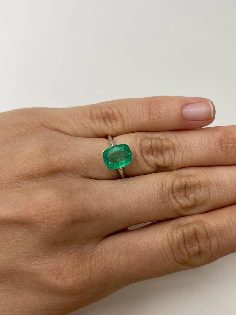 2,91 Karat mittelgrüner kolumbianischer Smaragd - länglicher Mai Geburtsstein im Kissenschliff im Angebot 3