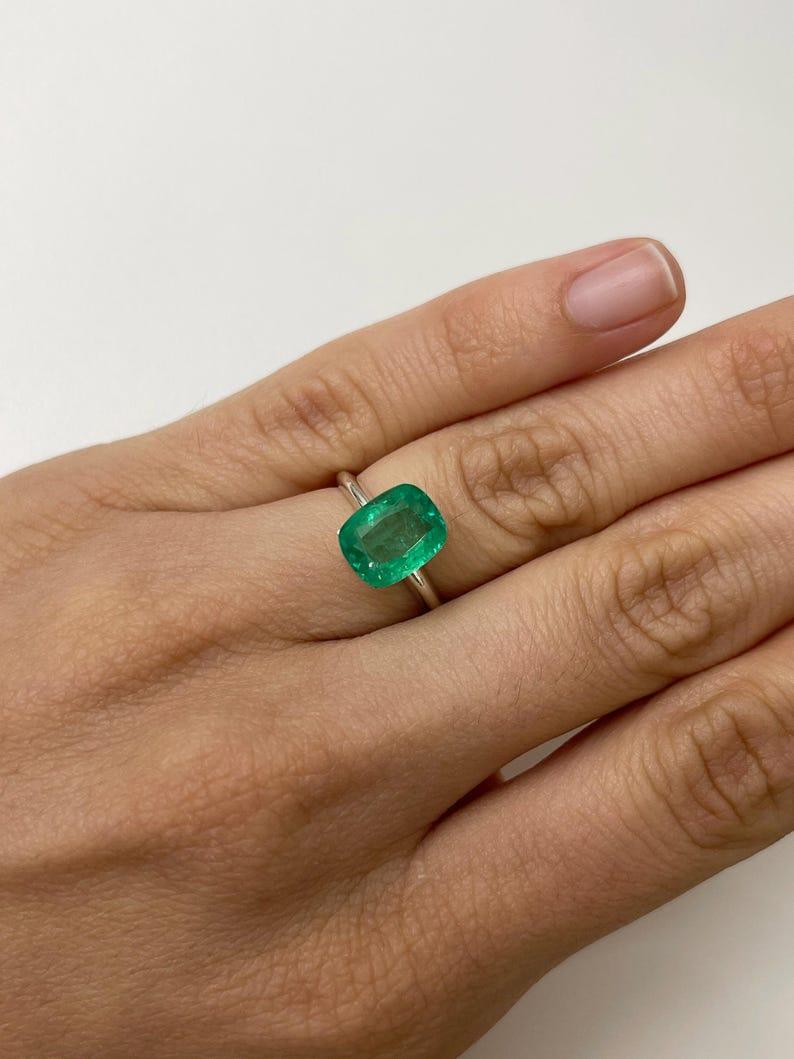 2,91 Karat mittelgrüner kolumbianischer Smaragd - länglicher Mai Geburtsstein im Kissenschliff im Angebot 2